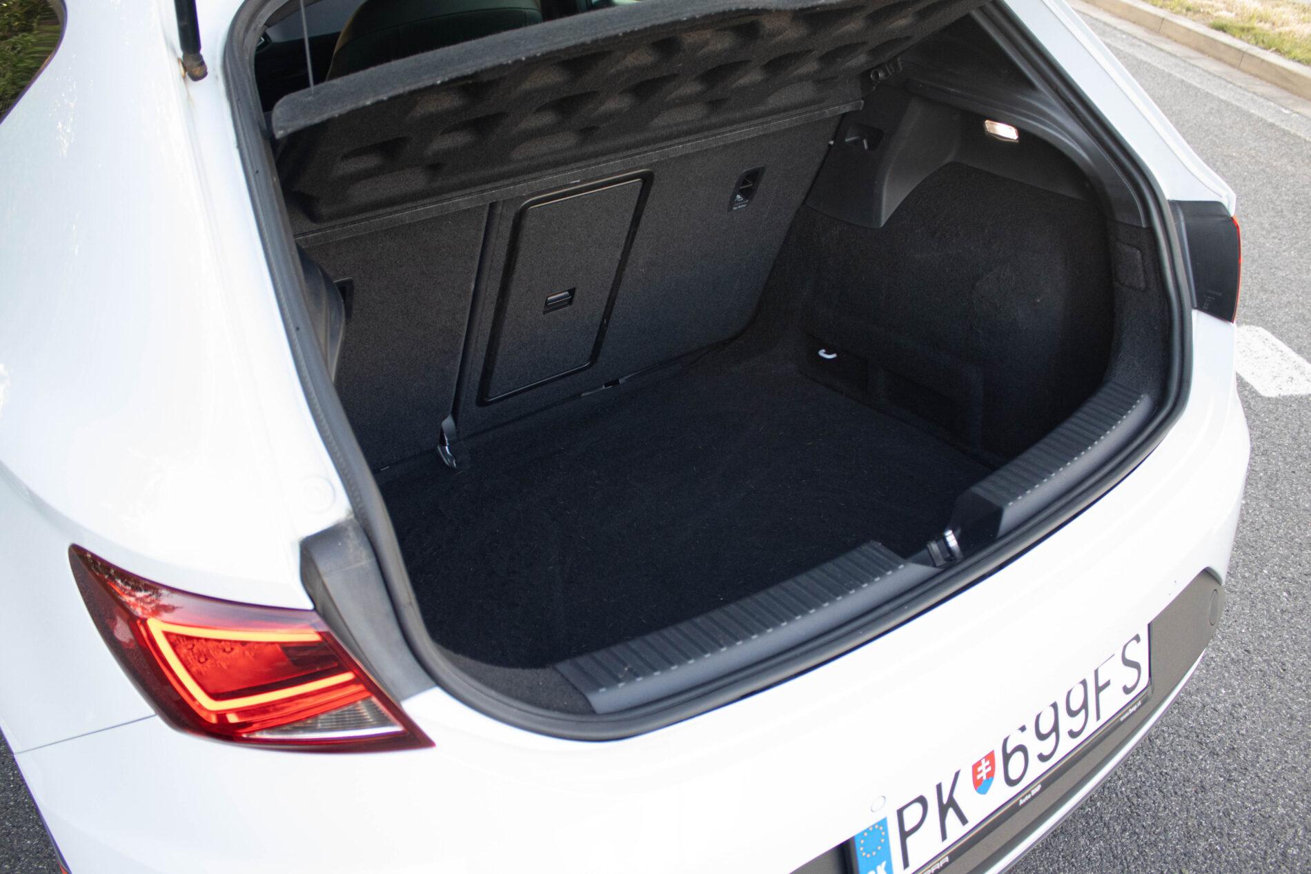 2016 Seat Leon Cupra, bílá hatchback, 230 789 km
