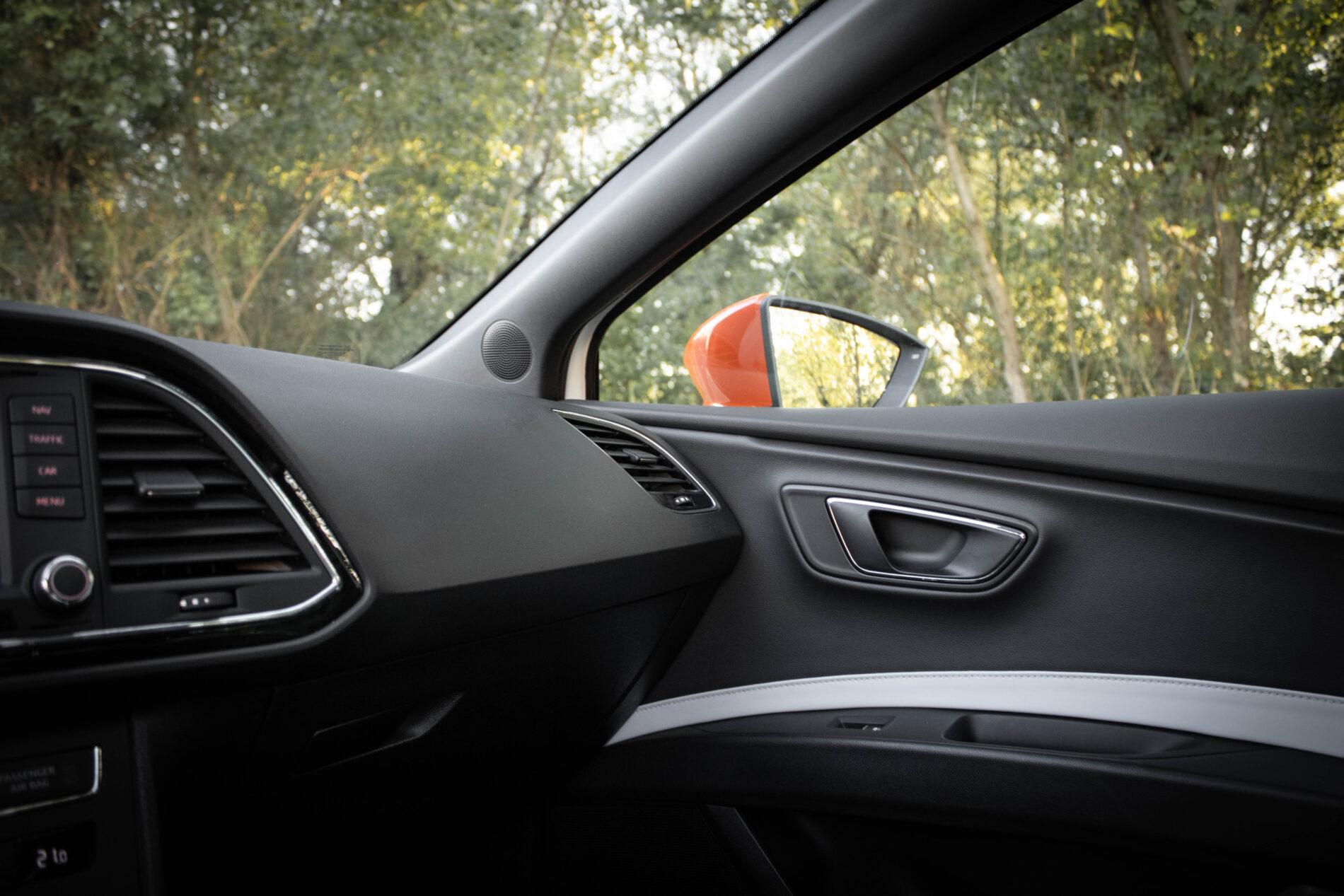 2016 Seat Leon Cupra, bílá hatchback, 230 789 km