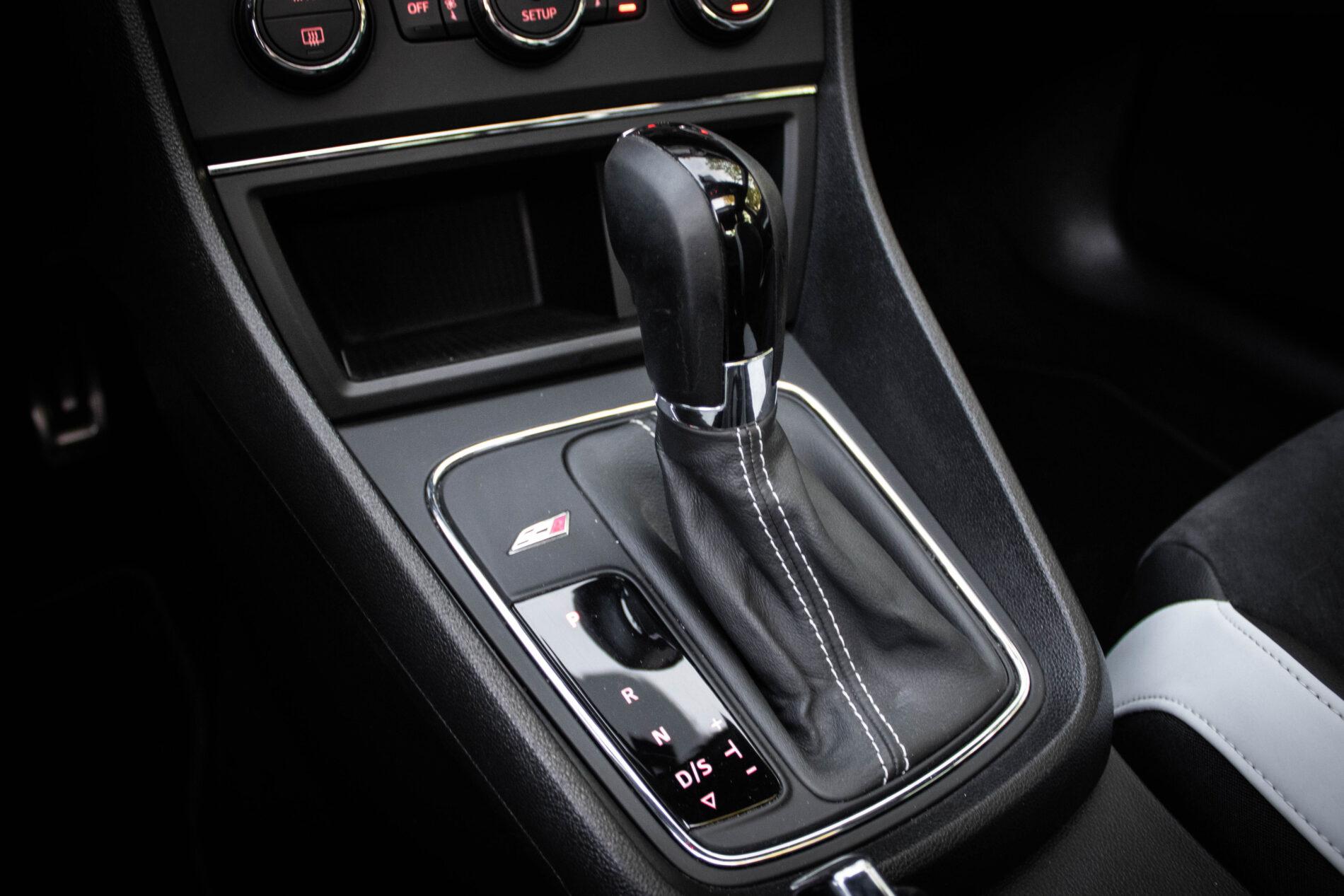 2016 Seat Leon Cupra, bílá hatchback, 230 789 km