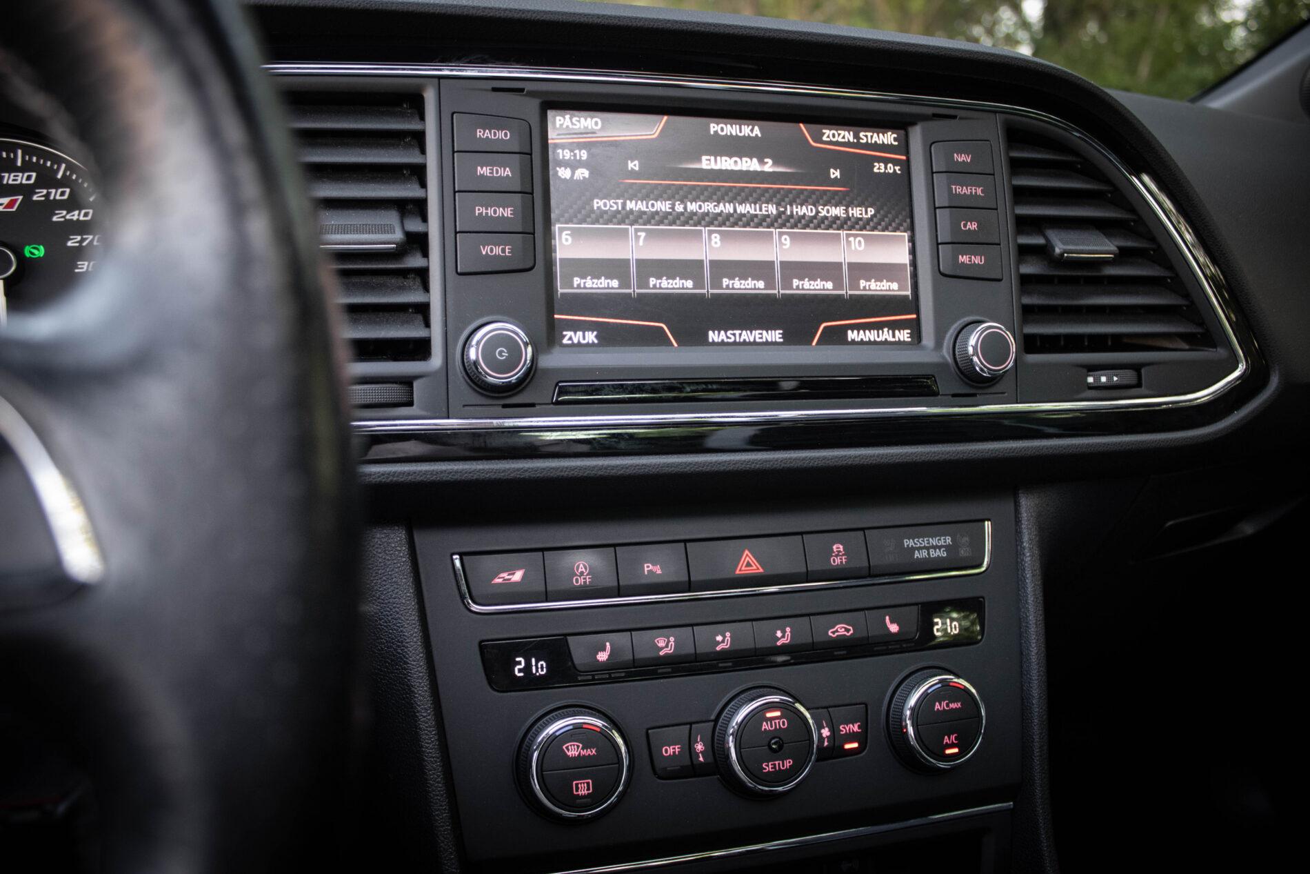 2016 Seat Leon Cupra, bílá hatchback, 230 789 km
