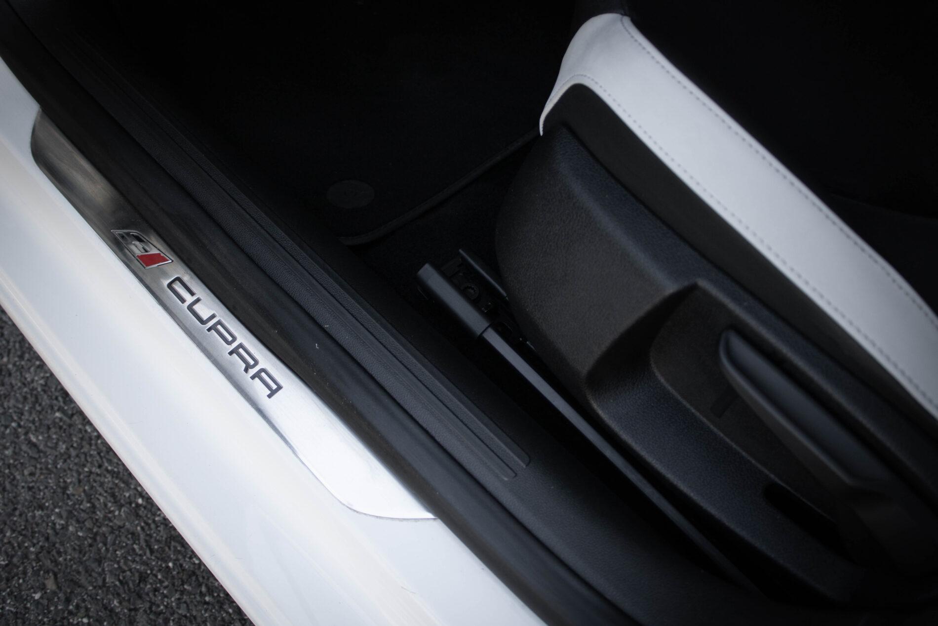 2016 Seat Leon Cupra, bílá hatchback, 230 789 km