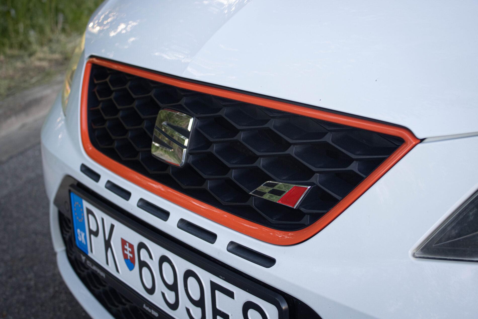 2016 Seat Leon Cupra, bílá hatchback, 230 789 km