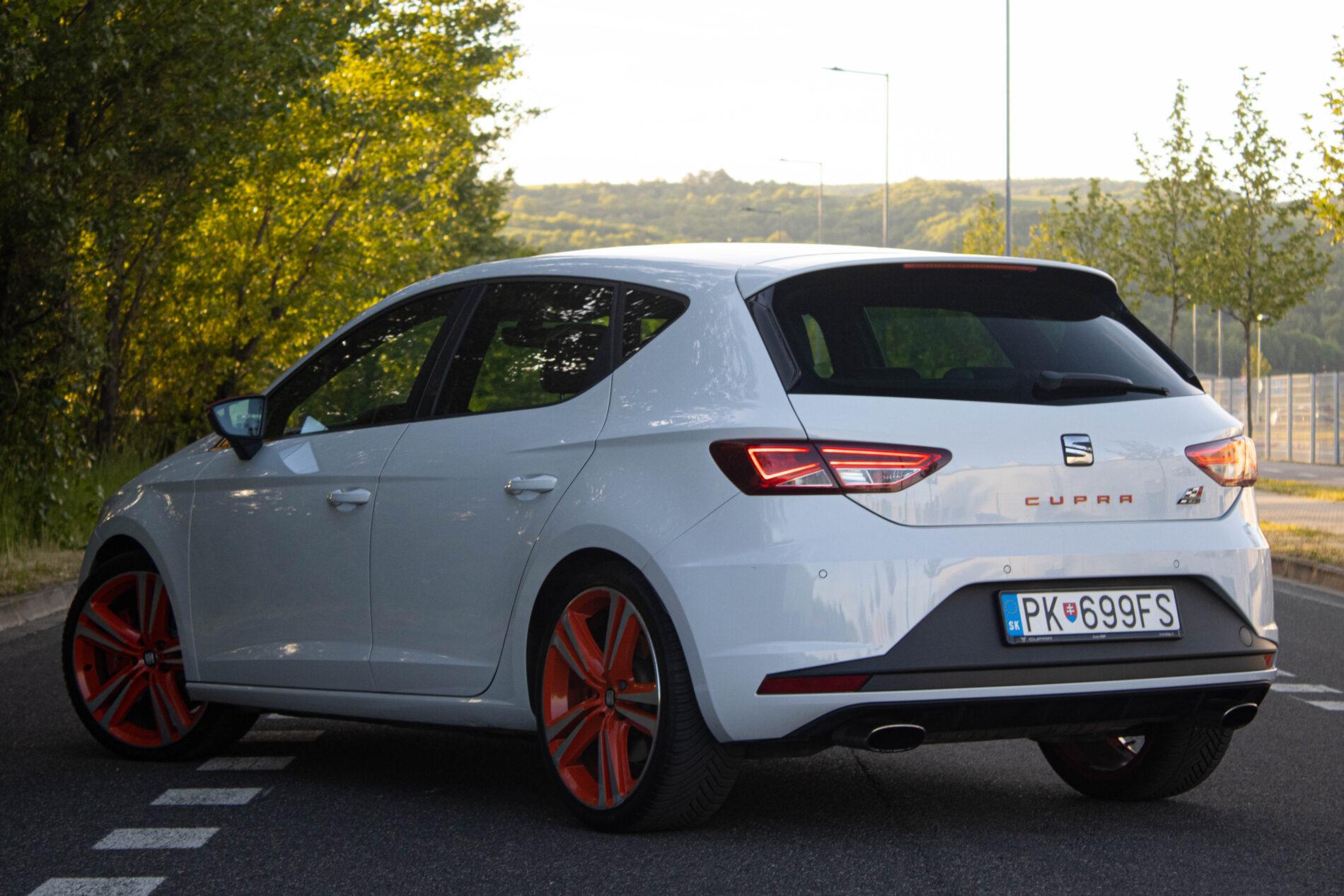 2016 Seat Leon Cupra, bílá hatchback, 230 789 km