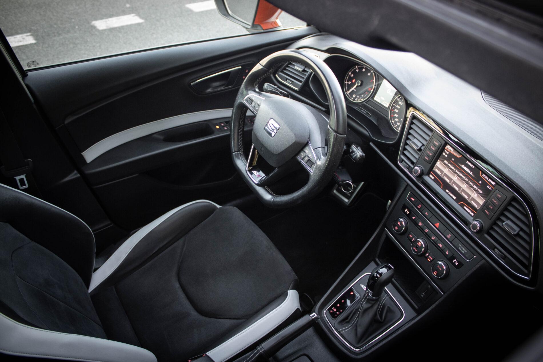 2016 Seat Leon Cupra, bílá hatchback, 230 789 km