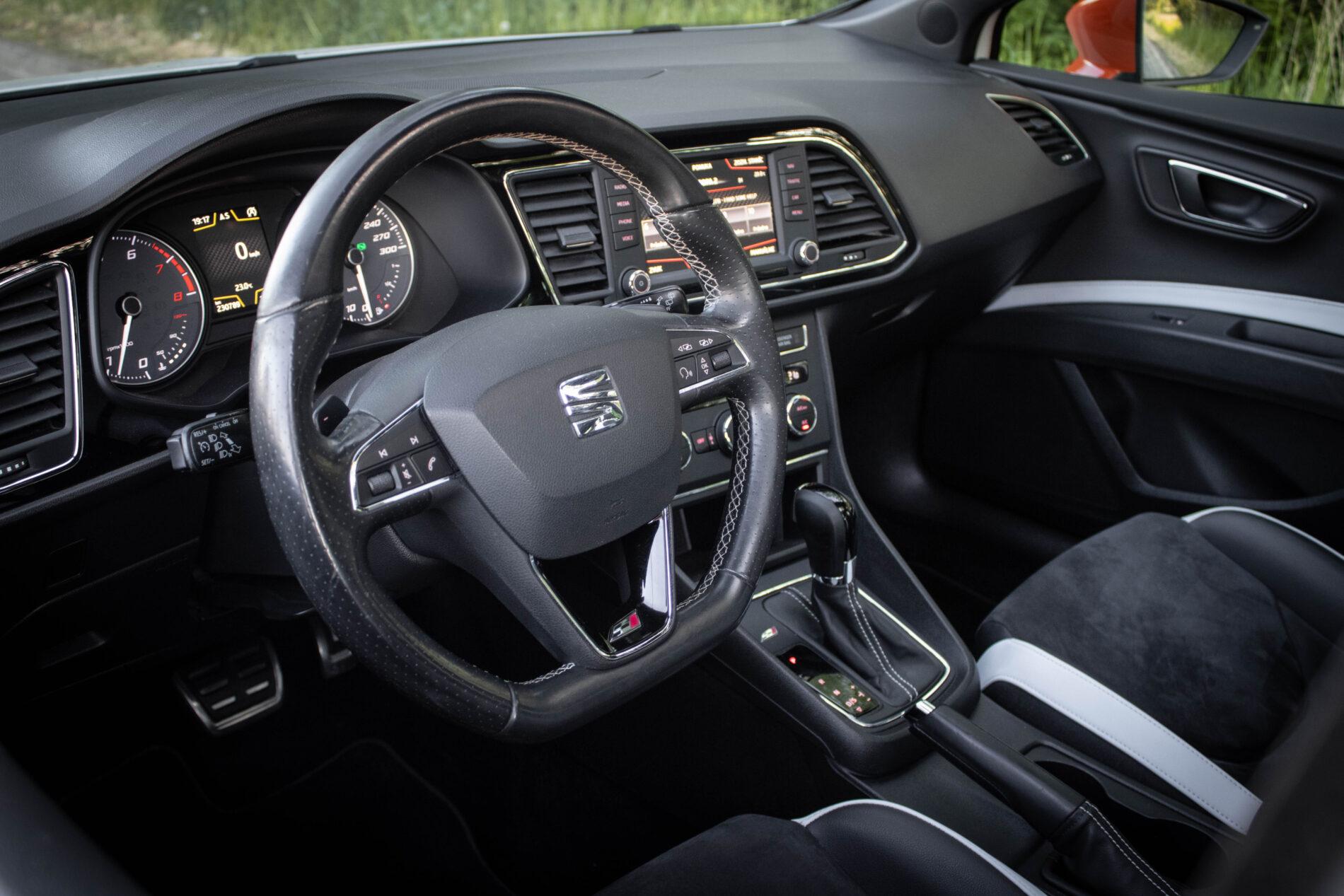 2016 Seat Leon Cupra, bílá hatchback, 230 789 km