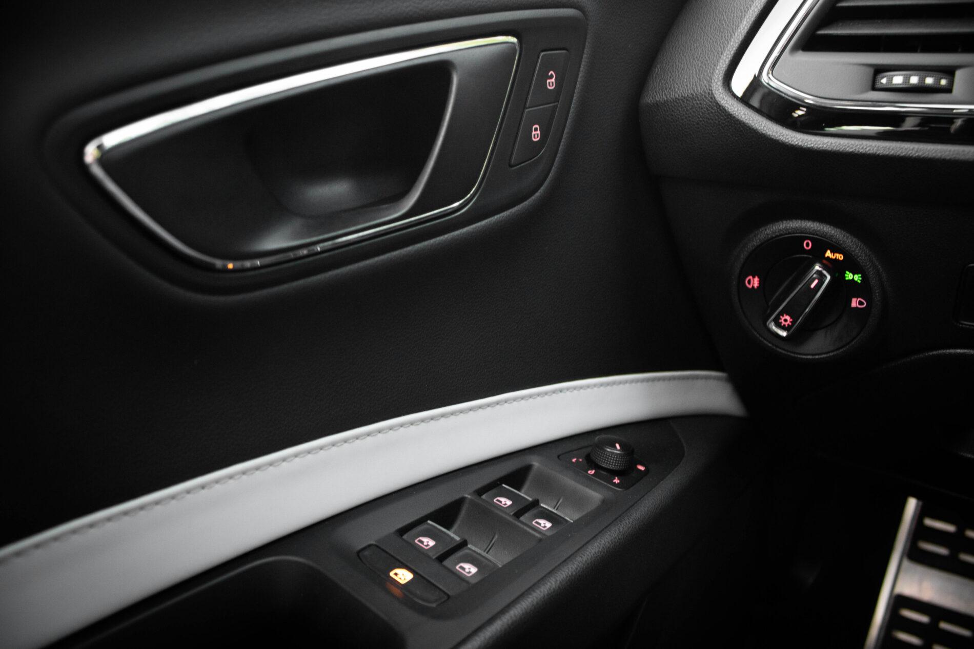 2016 Seat Leon Cupra, bílá hatchback, 230 789 km