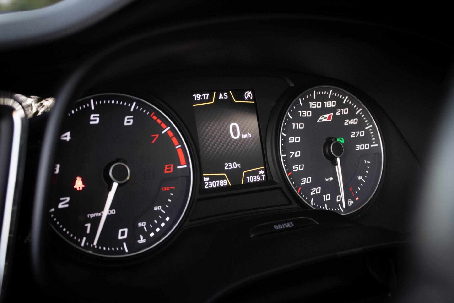 2016 Seat Leon Cupra, bílá hatchback, 230 789 km