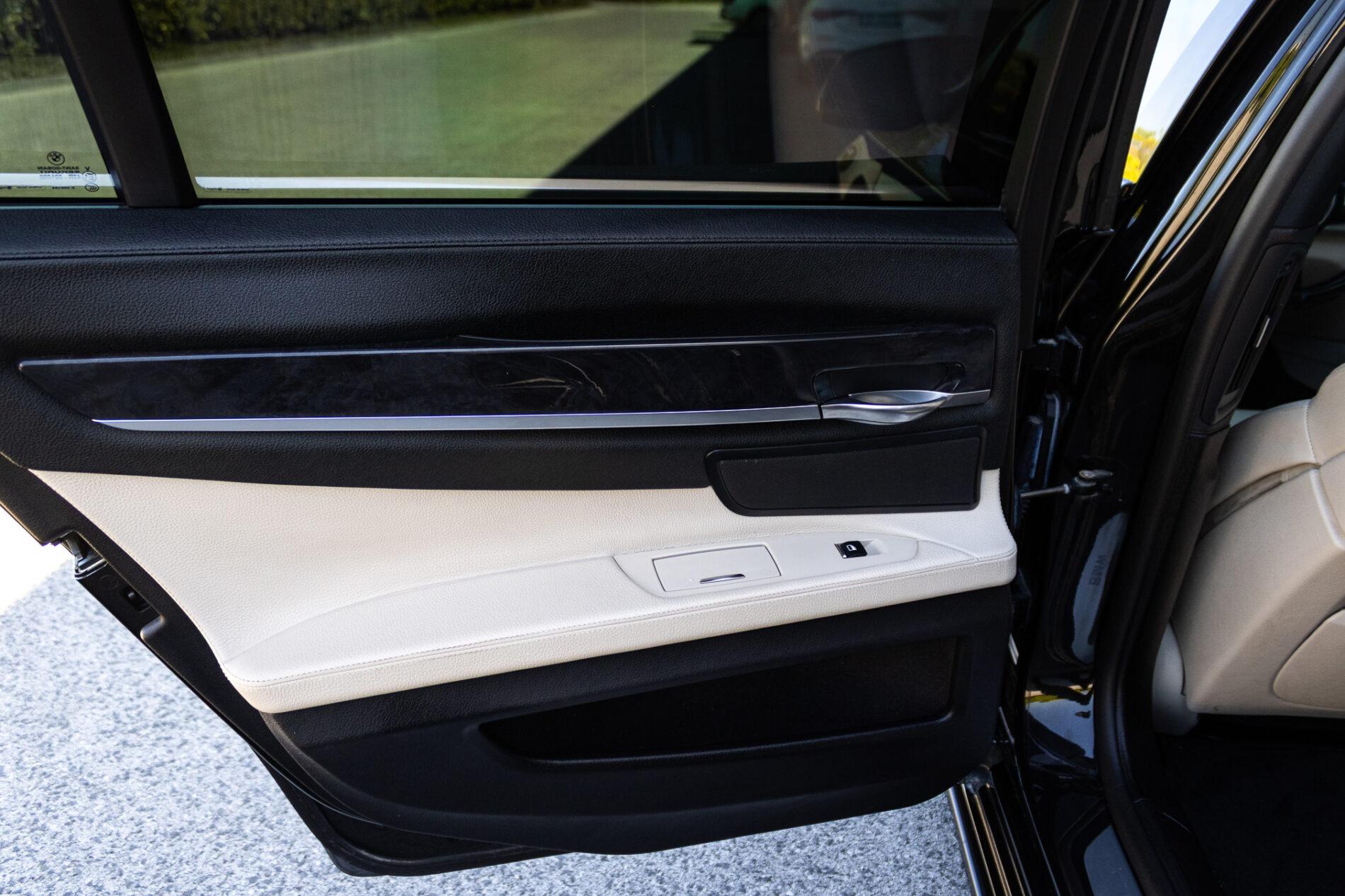 2009 BMW 740i, černá sedan, 350 675 km
