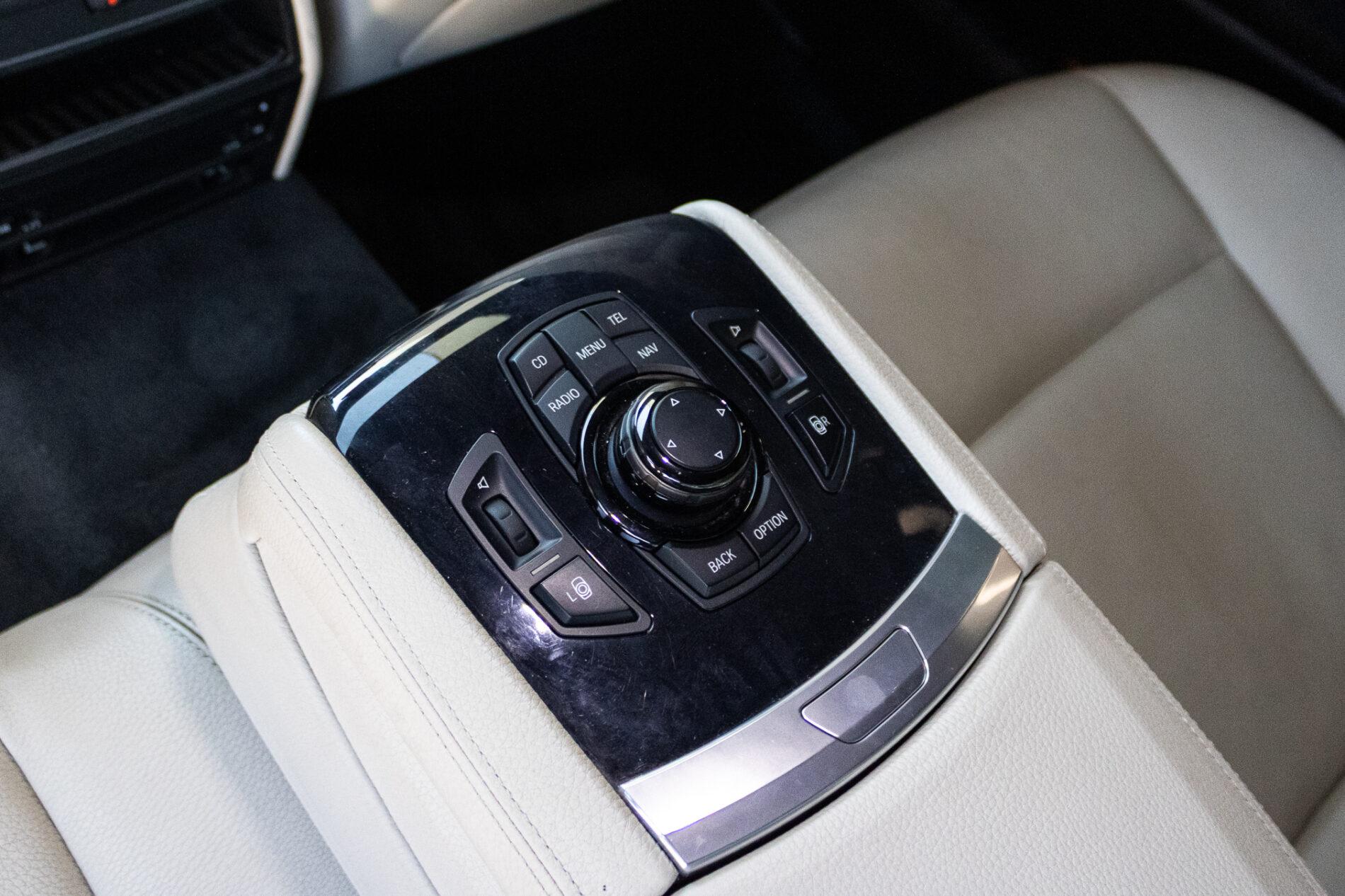 2009 BMW 740i, černá sedan, 350 675 km
