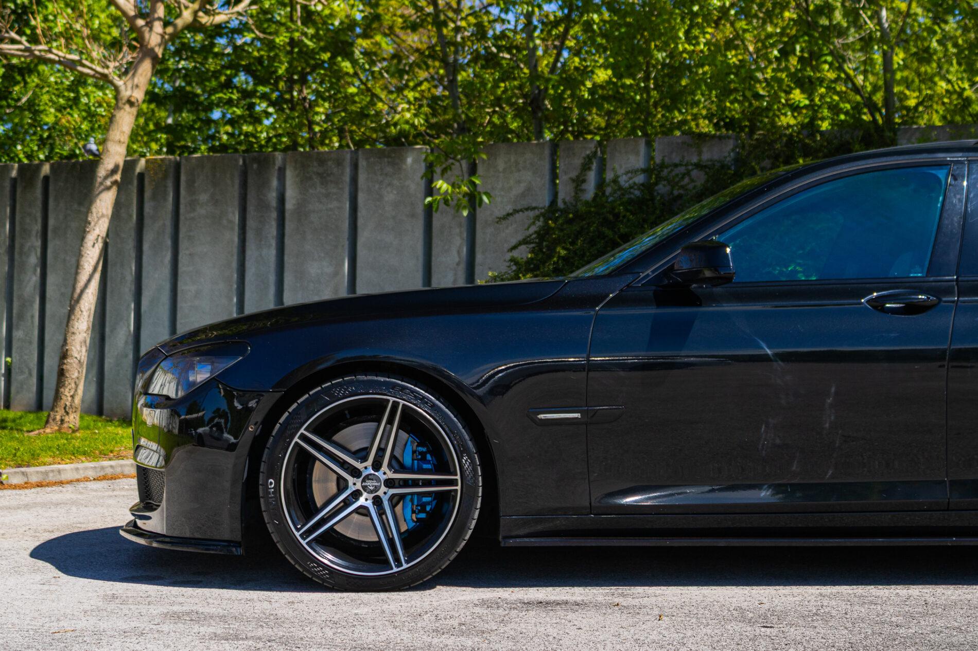 2009 BMW 740i, černá sedan, 350 675 km