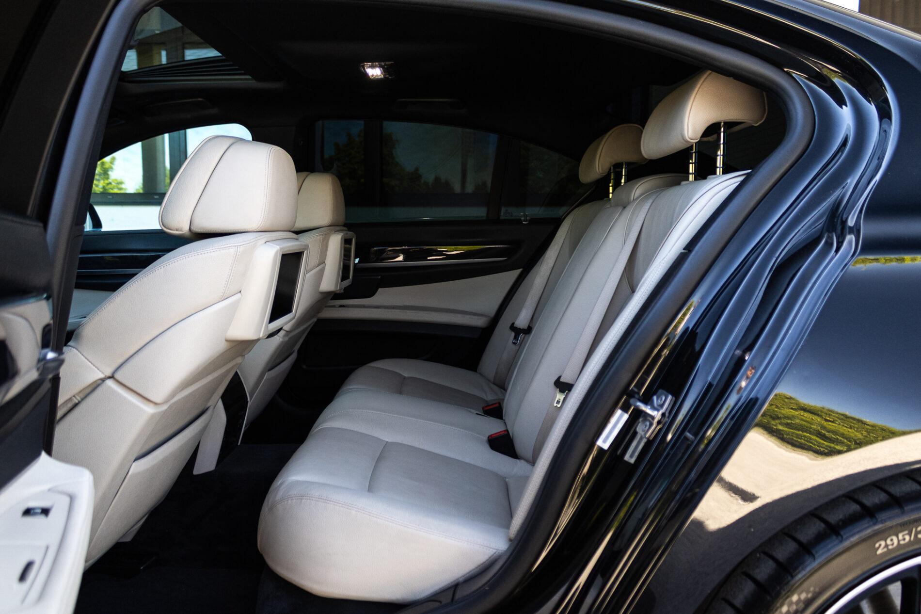 2009 BMW 740i, černá sedan, 350 675 km