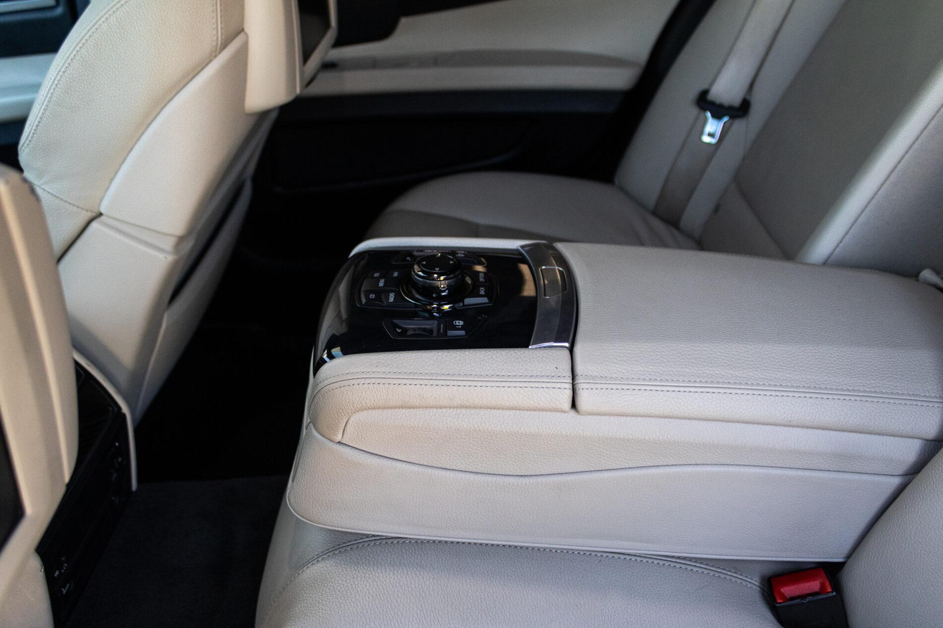 2009 BMW 740i, černá sedan, 350 675 km
