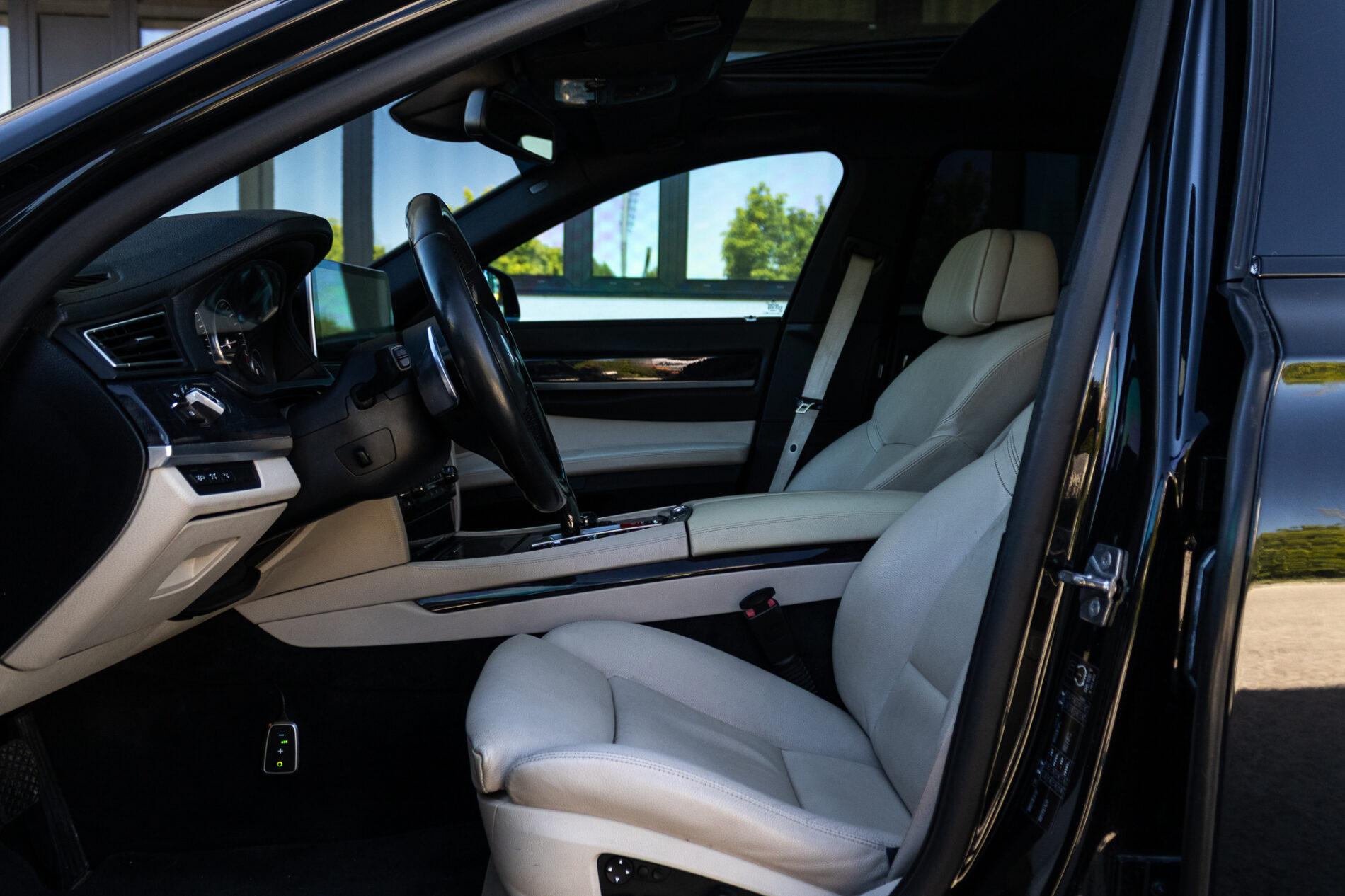 2009 BMW 740i, černá sedan, 350 675 km
