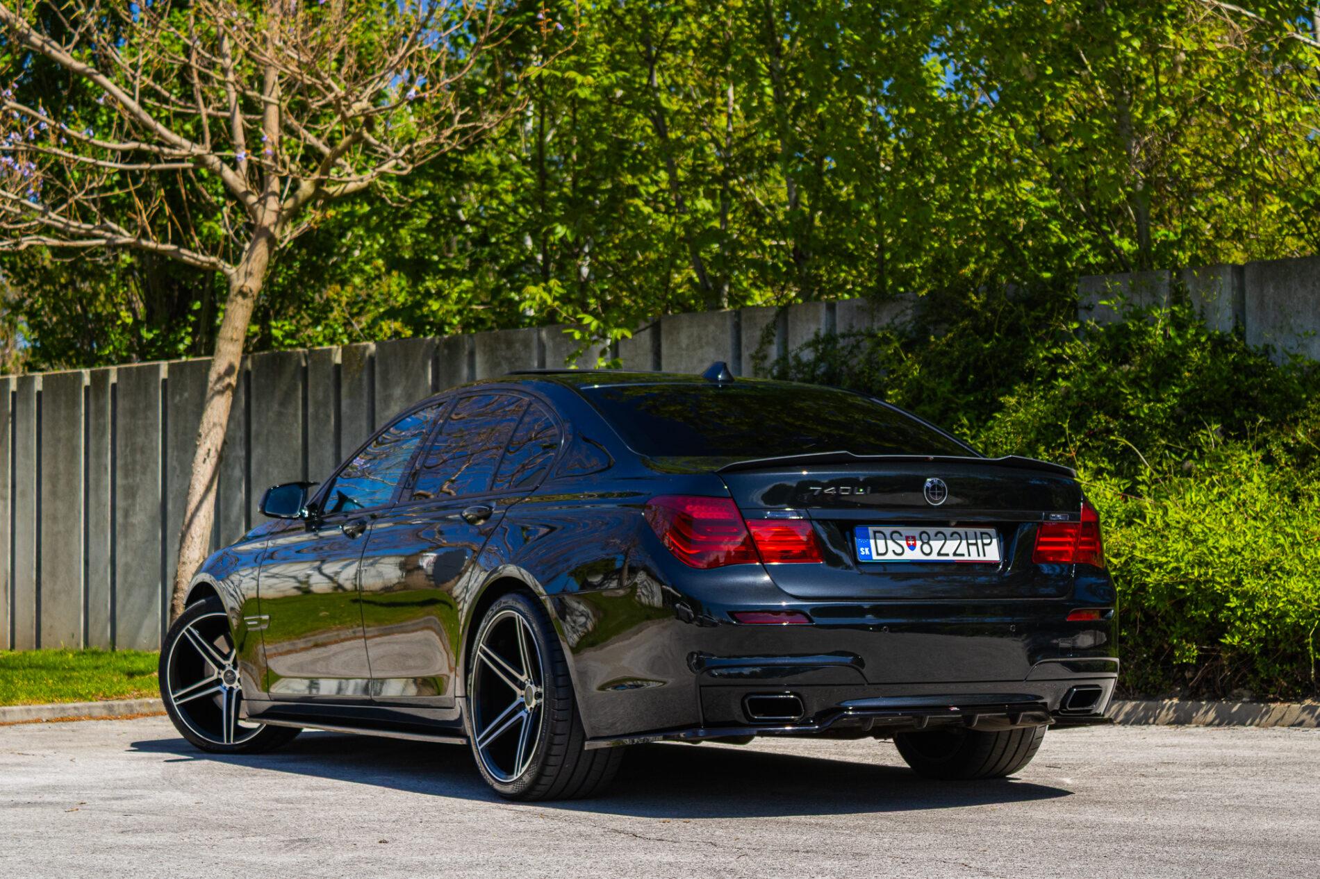 2009 BMW 740i, černá sedan, 350 675 km