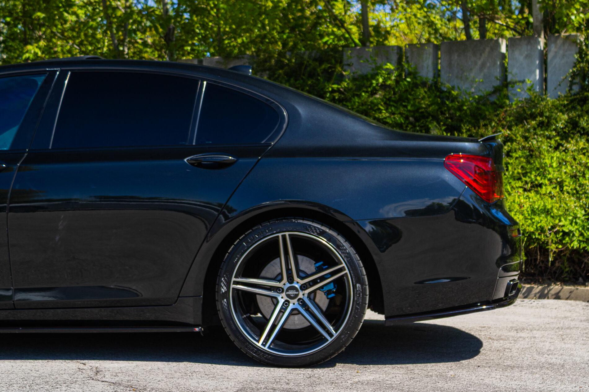 2009 BMW 740i, černá sedan, 350 675 km