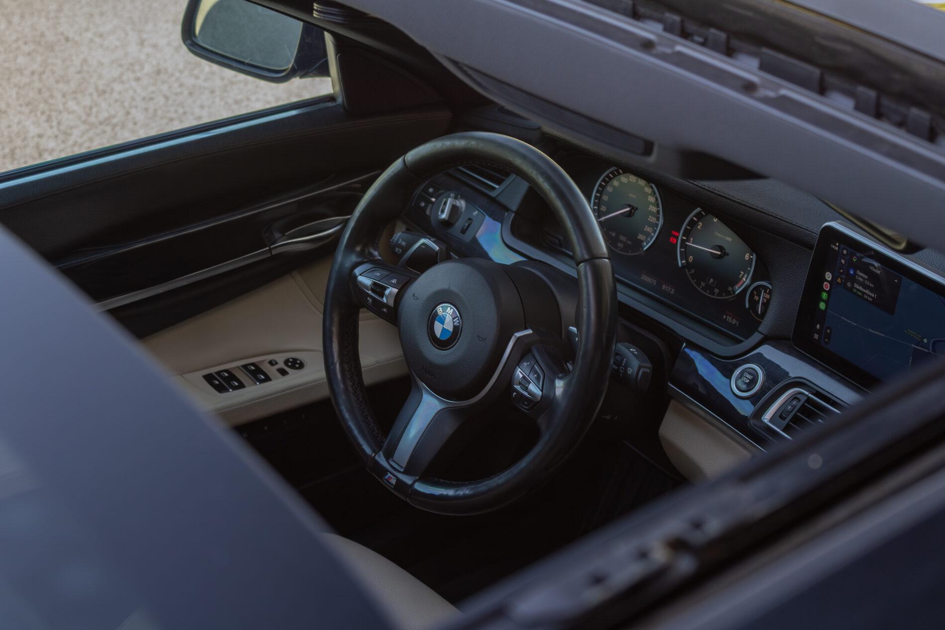 2009 BMW 740i, černá sedan, 350 675 km
