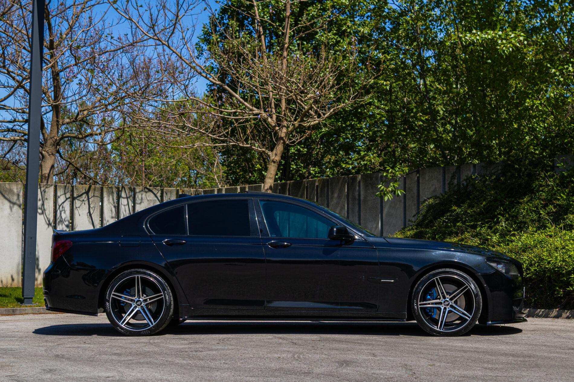 2009 BMW 740i, černá sedan, 350 675 km