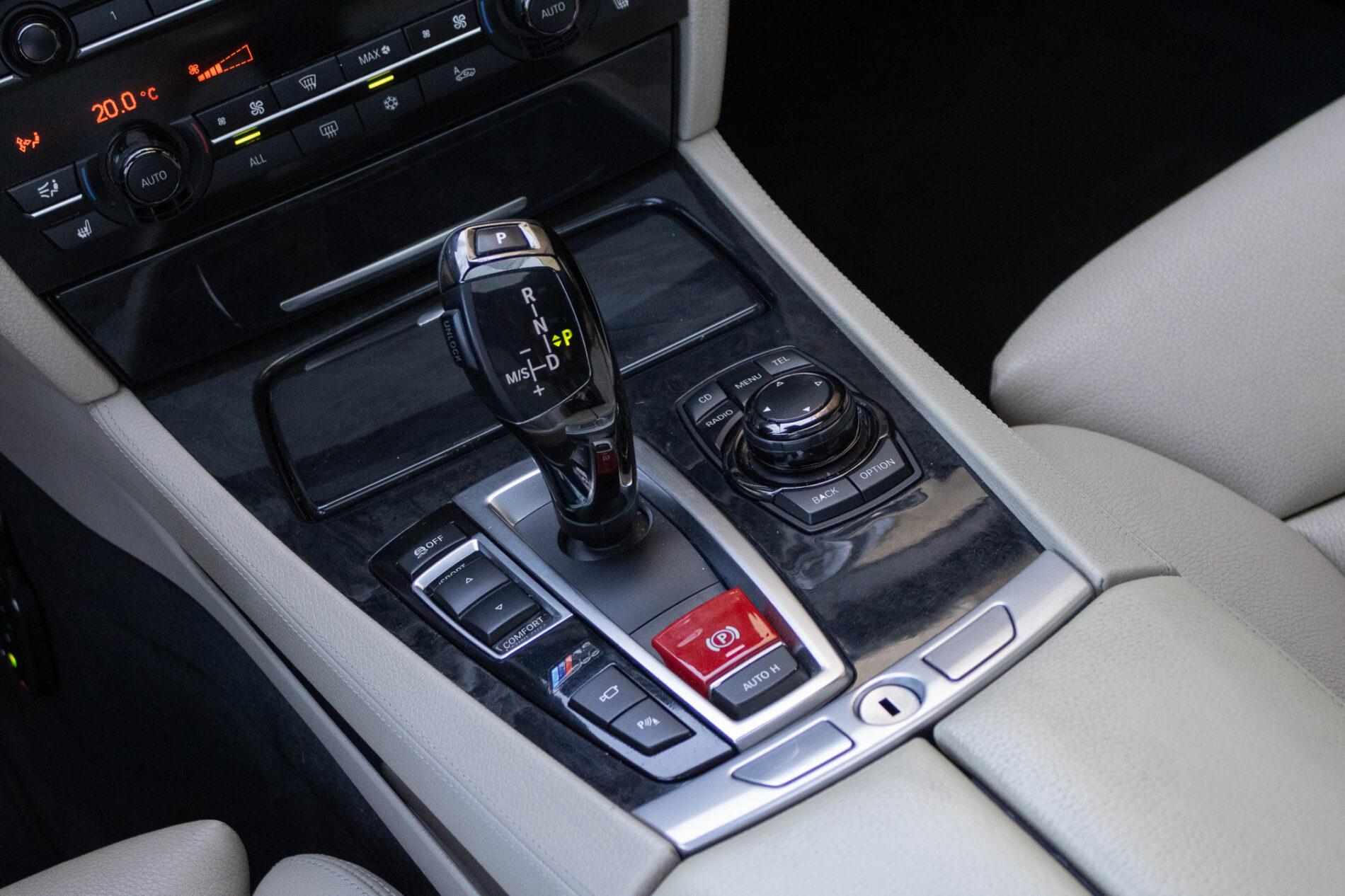 2009 BMW 740i, černá sedan, 350 675 km