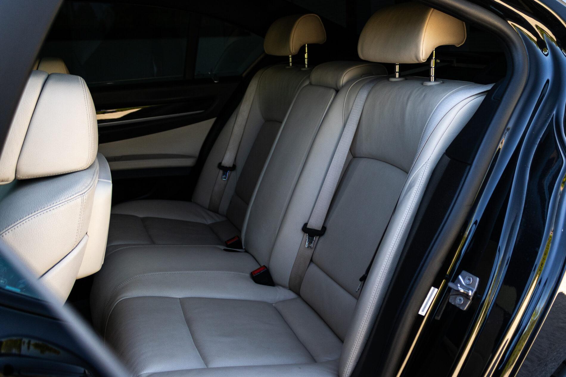 2009 BMW 740i, černá sedan, 350 675 km