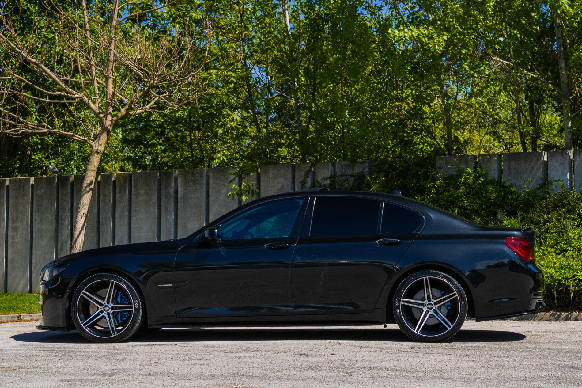 2009 BMW 740i, černá sedan, 350 675 km
