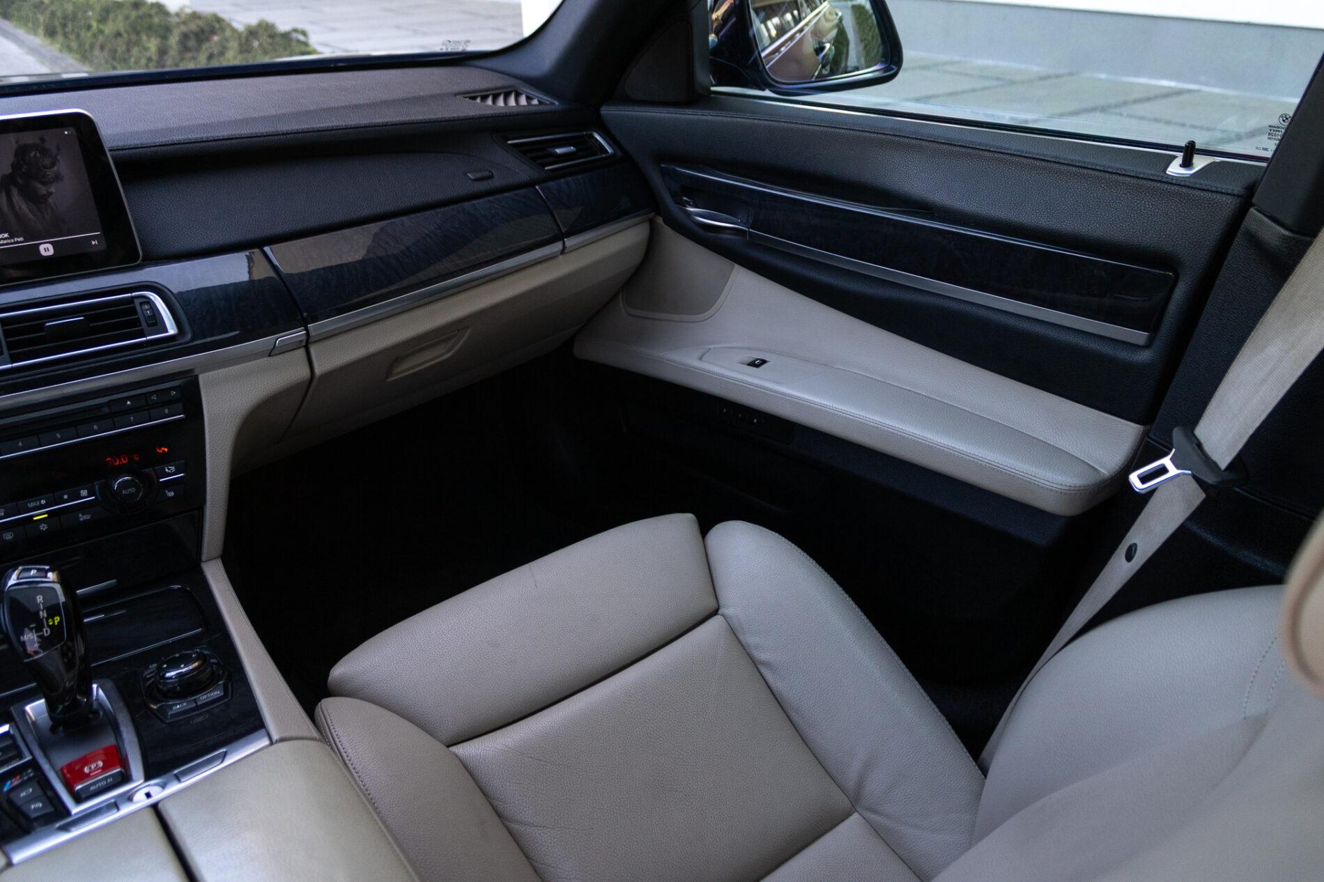 2009 BMW 740i, černá sedan, 350 675 km
