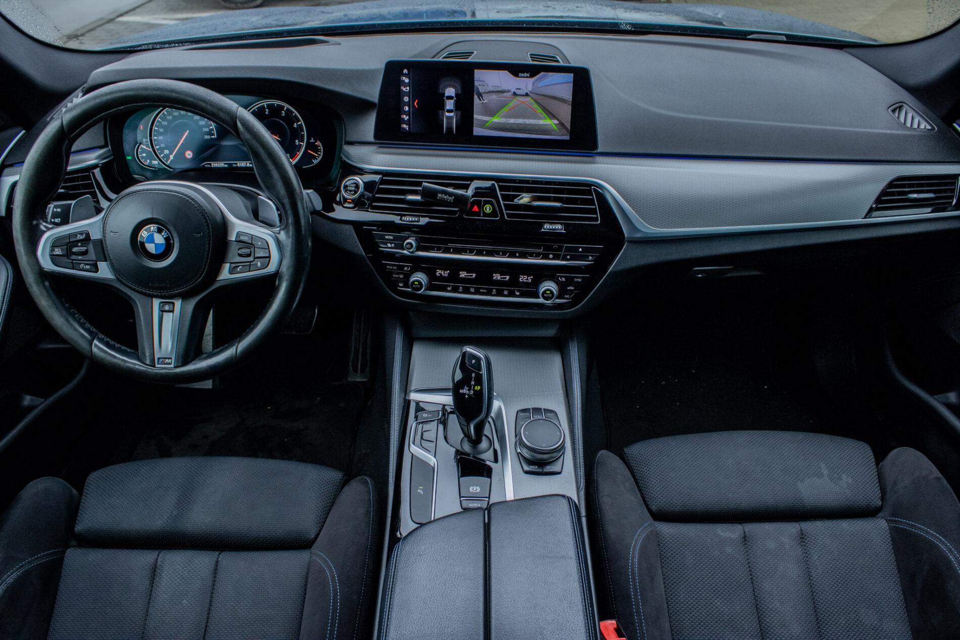 2017 BMW 530d, šedá sedan, 236 225 km