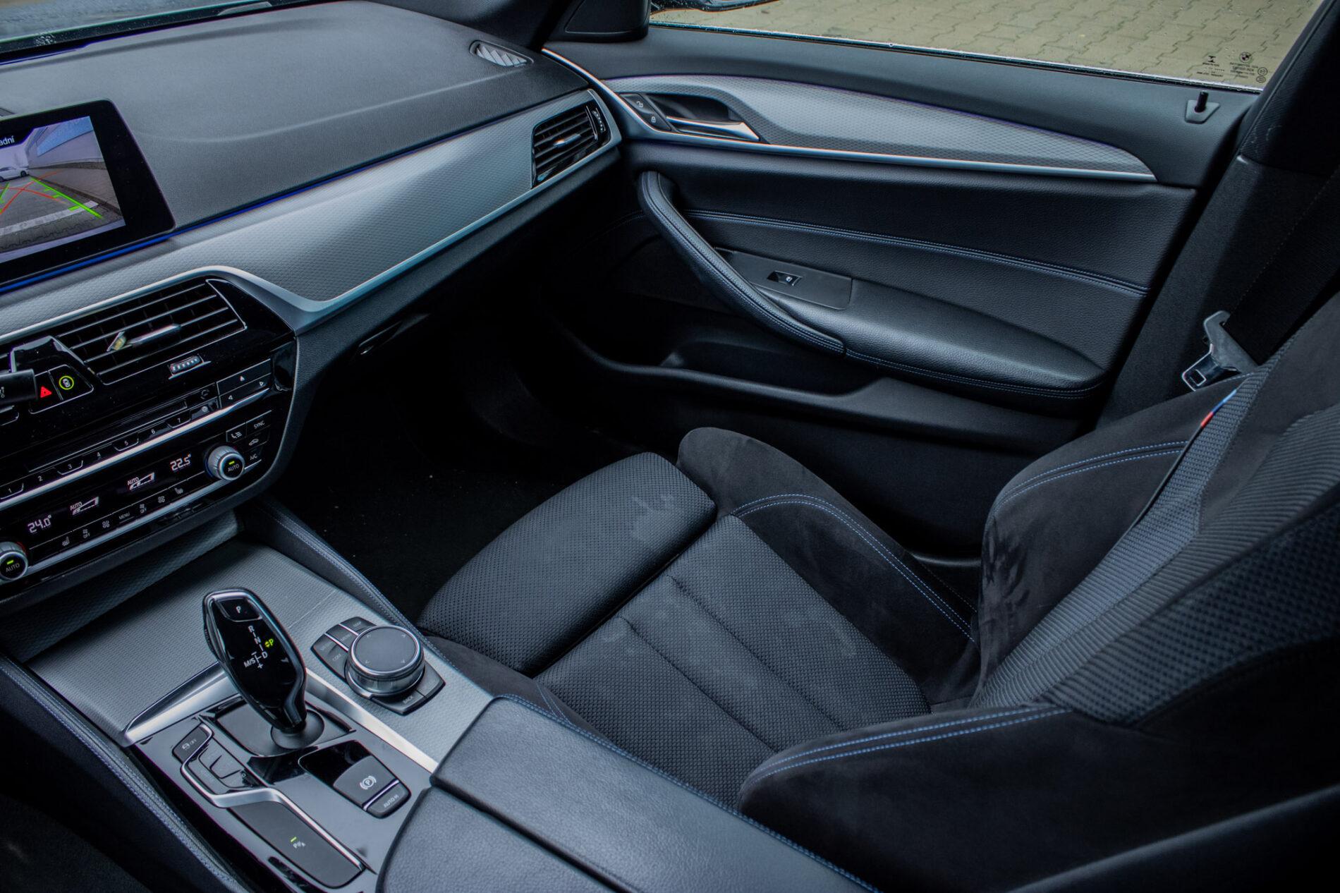 2017 BMW 530d, šedá sedan, 236 225 km