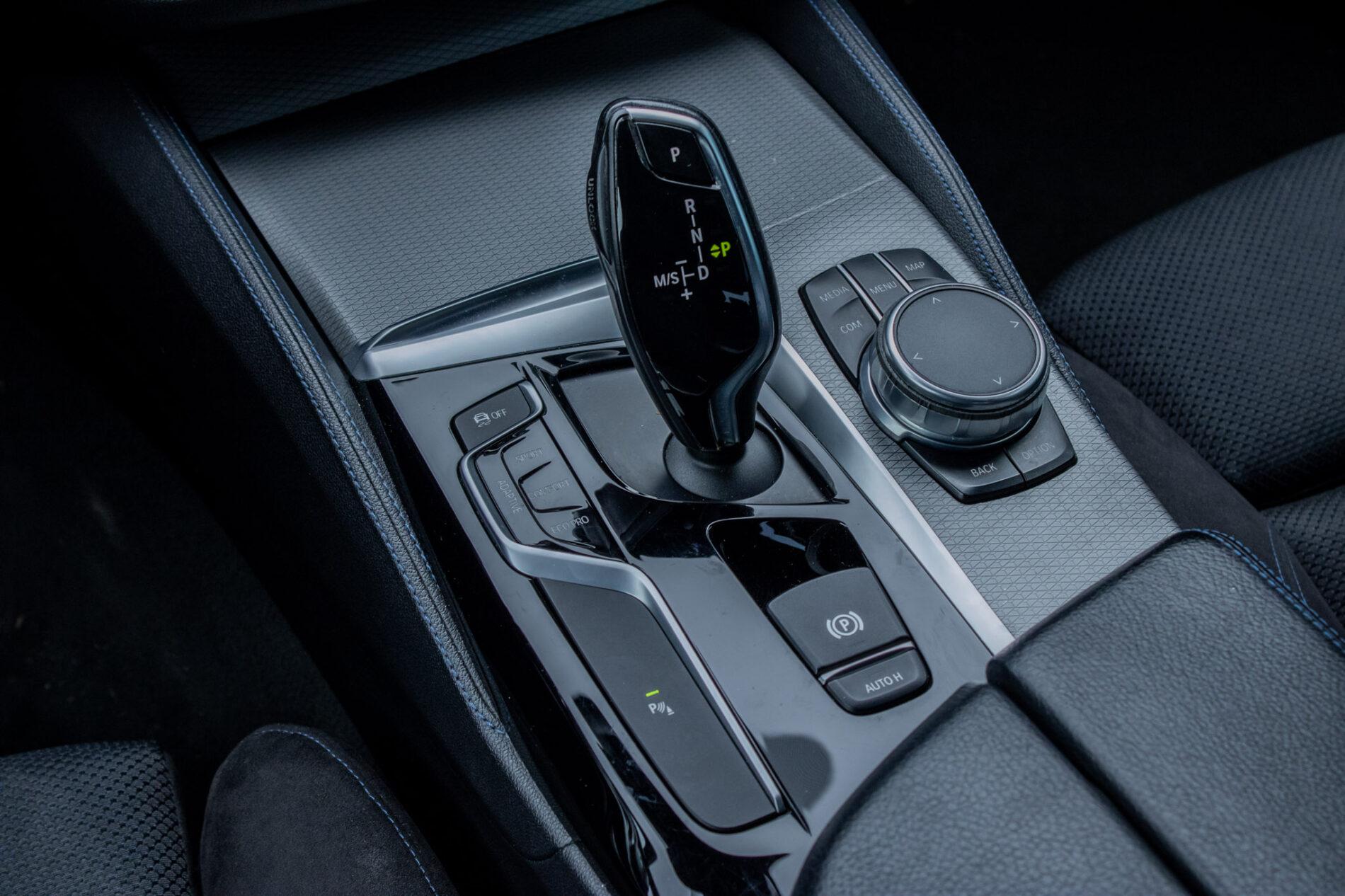2017 BMW 530d, šedá sedan, 236 225 km