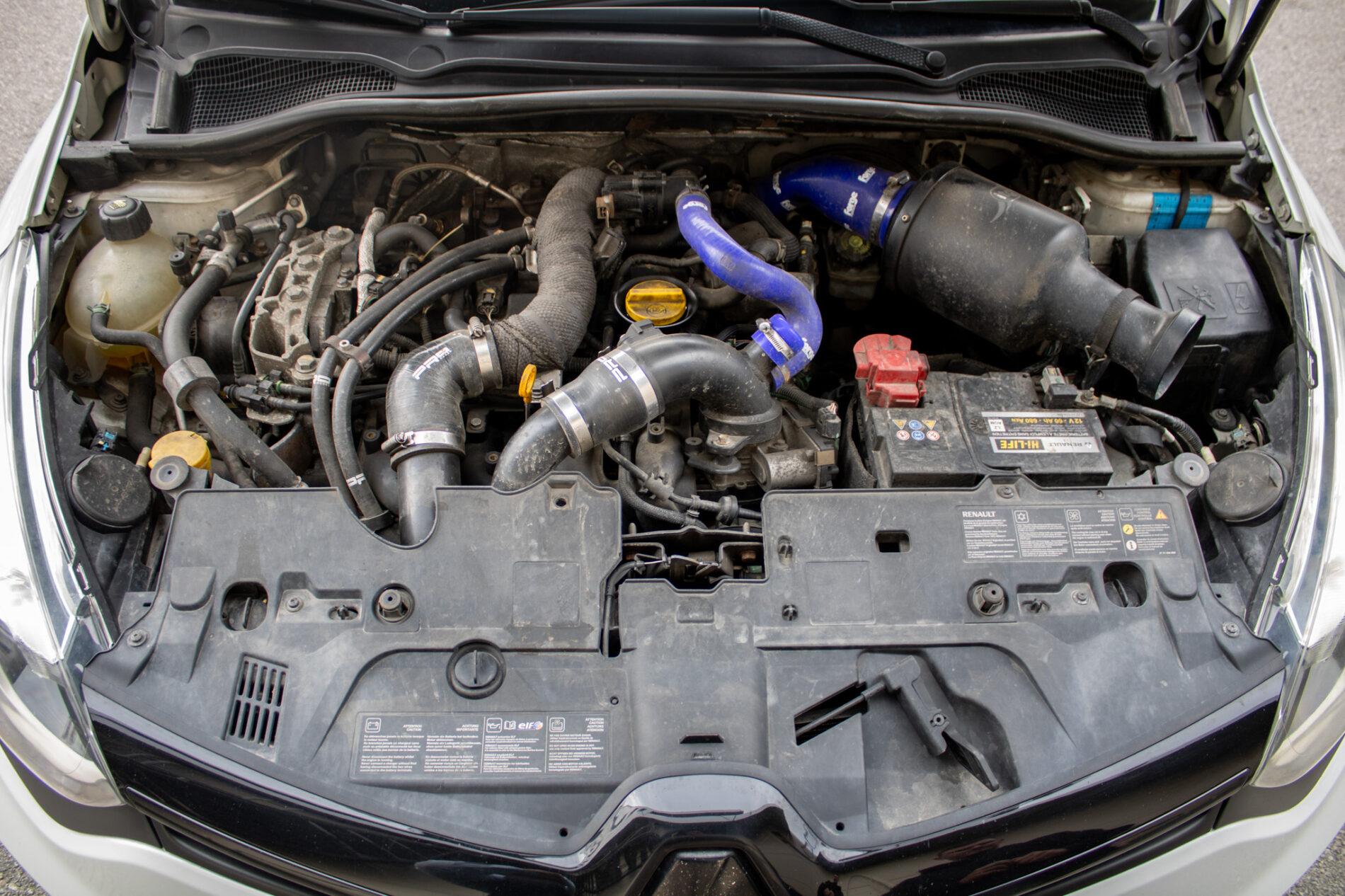 2015 Renault Clio RS, bílá hatchback, 152 444 km