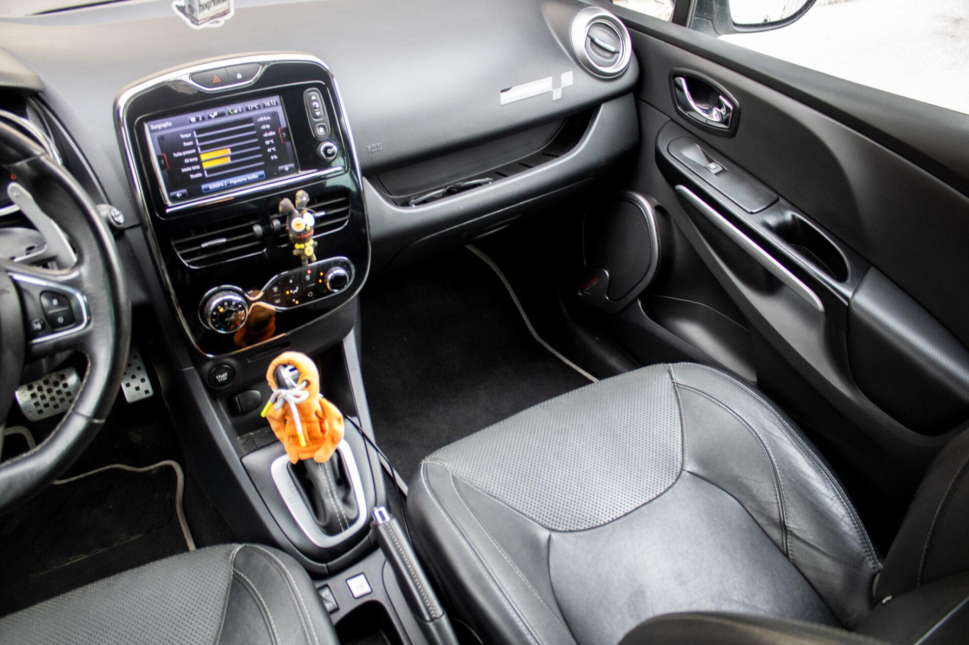 2015 Renault Clio RS, bílá hatchback, 152 444 km