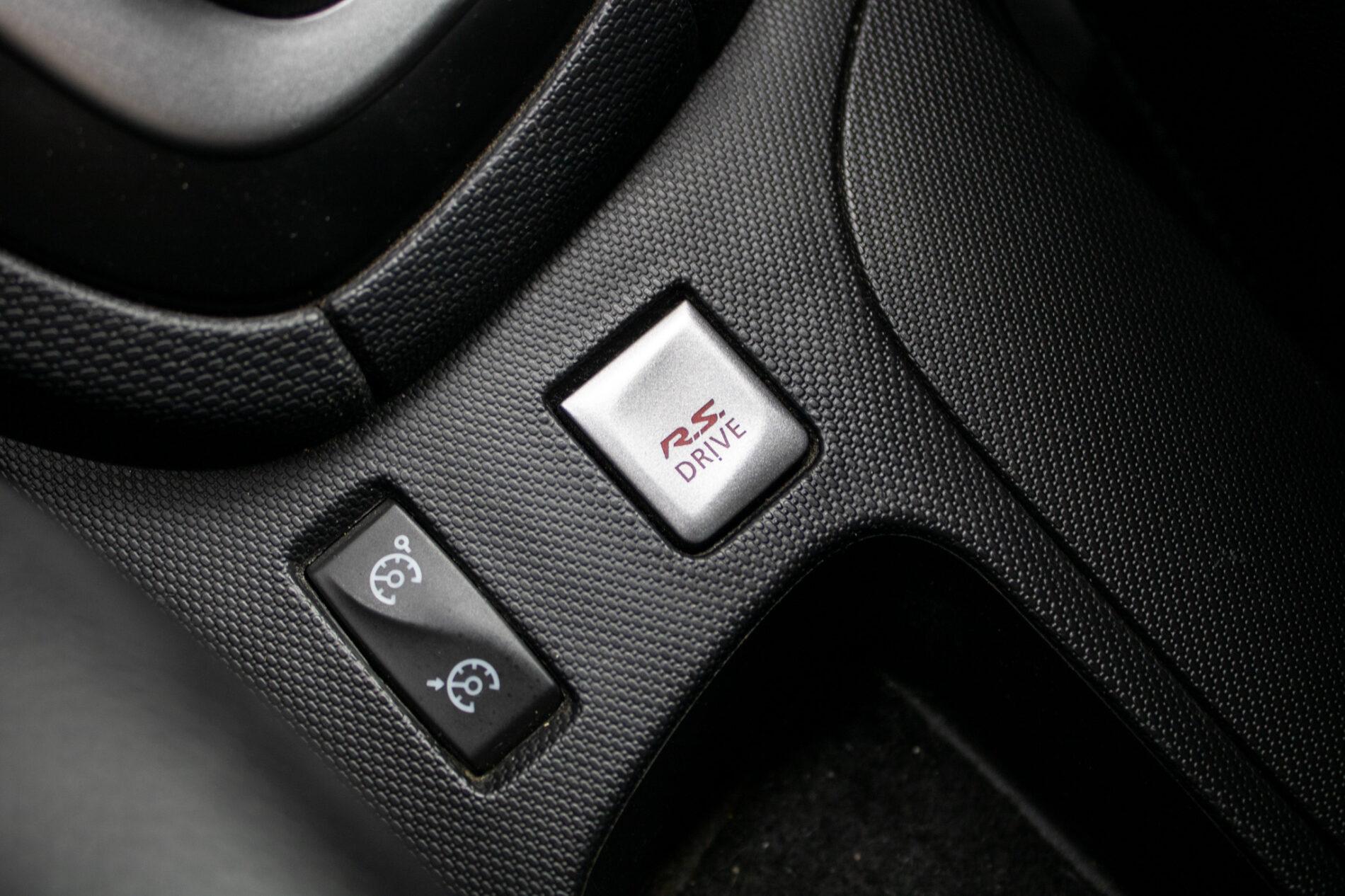2015 Renault Clio RS, bílá hatchback, 152 444 km