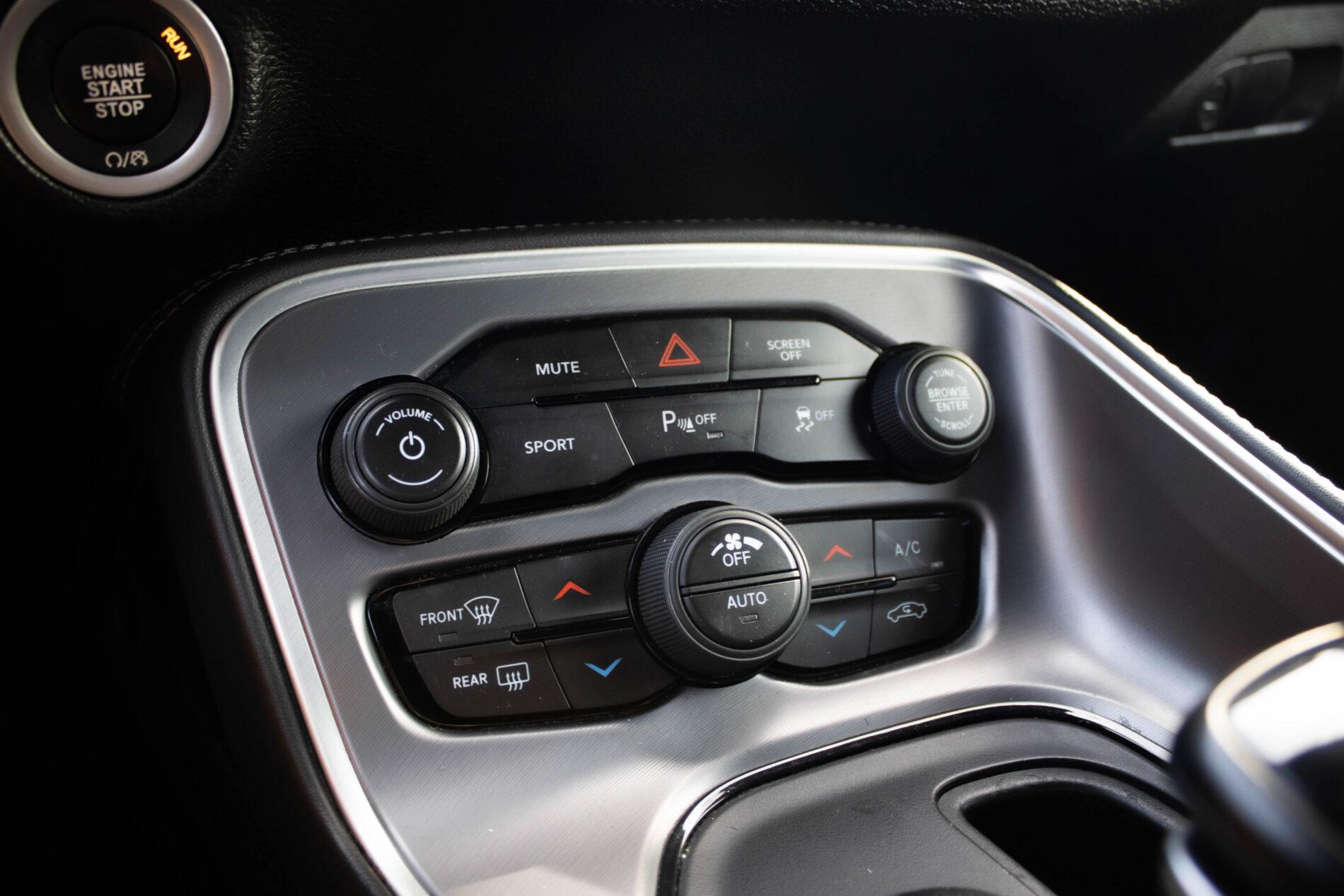 2019 Dodge Challenger, bílá kupé, 85 128 km