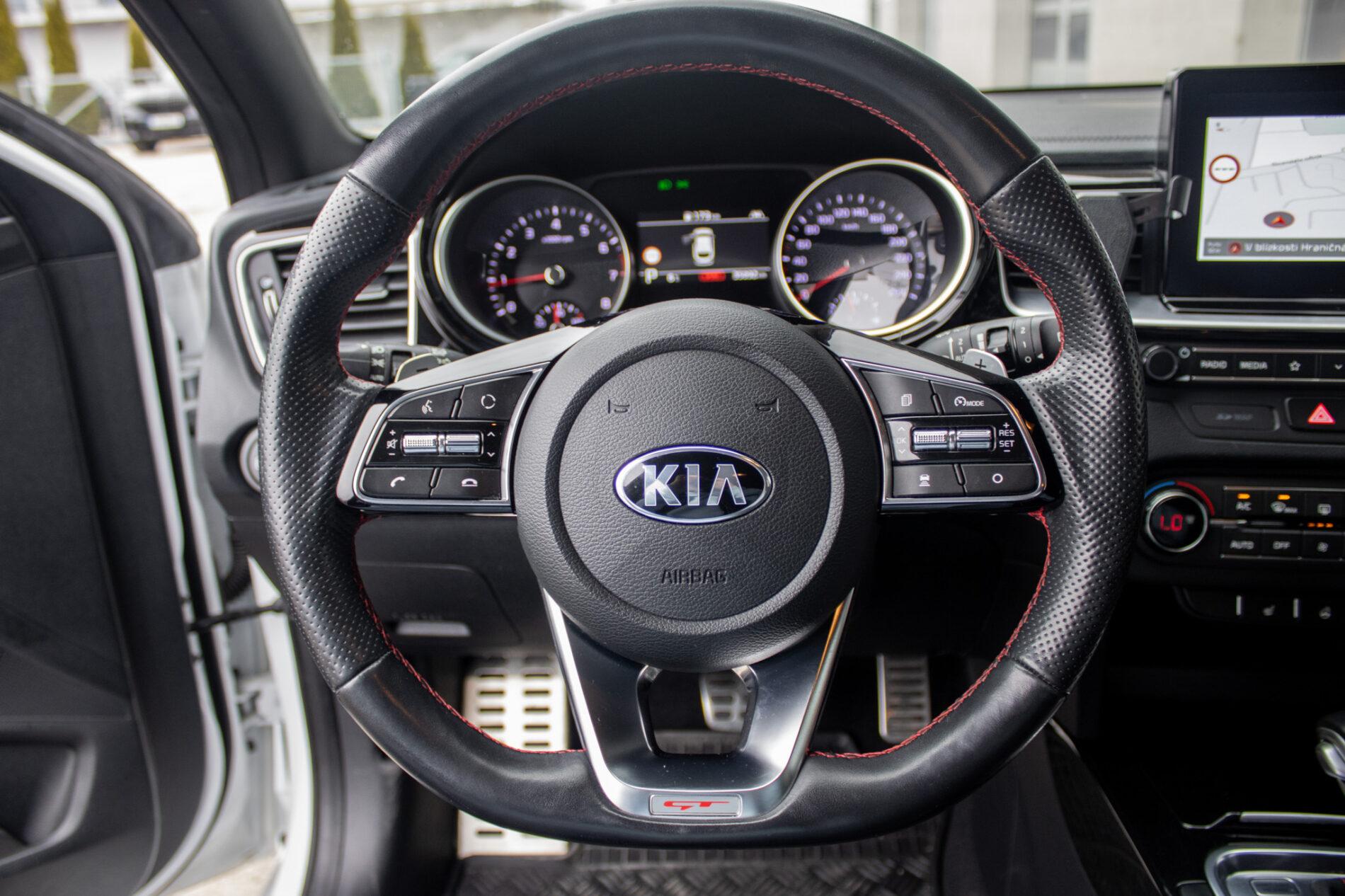 2019 Kia ProCeed GT, bílá kombi, 35 892 km