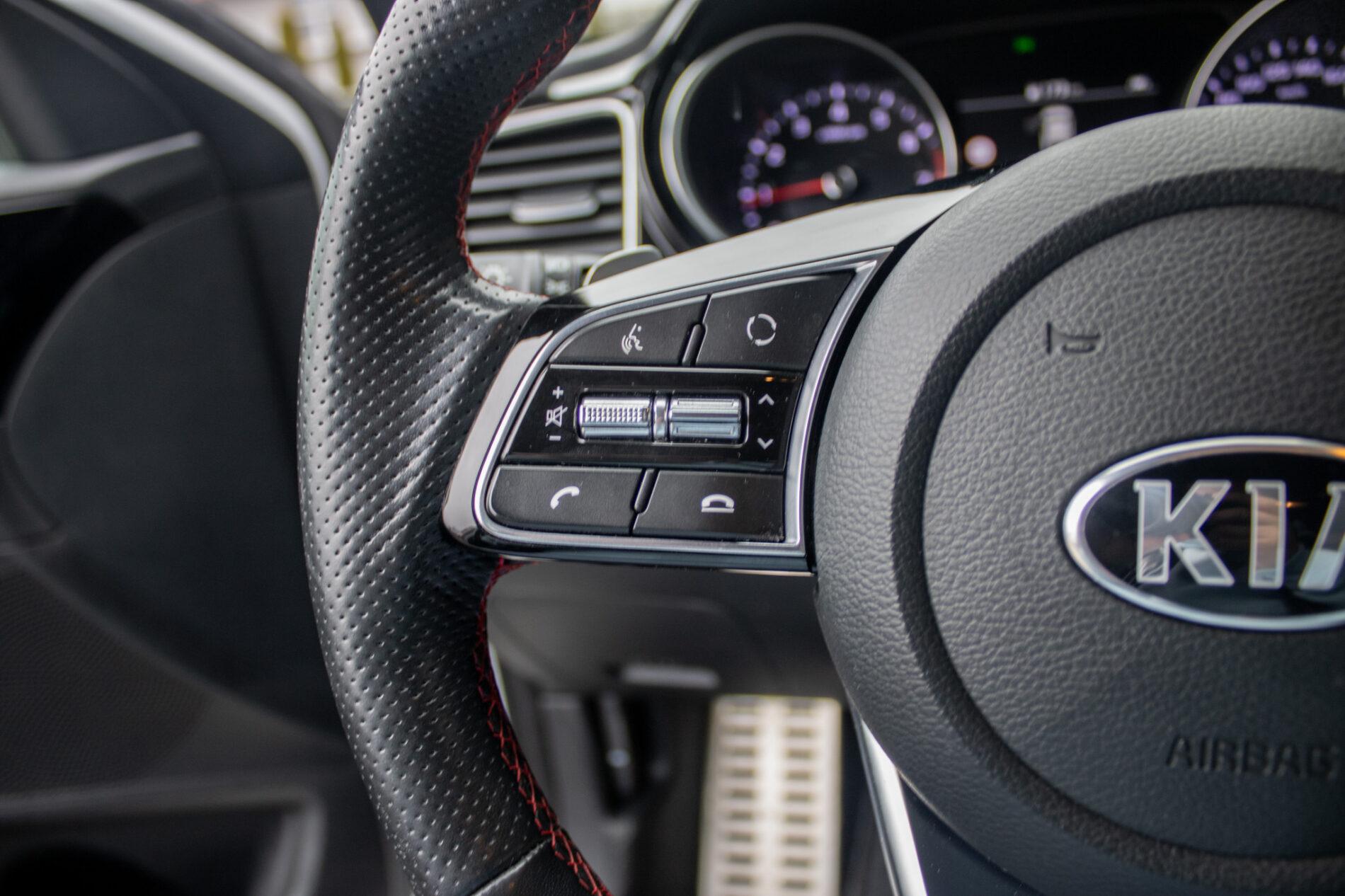 2019 Kia ProCeed GT, bílá kombi, 35 892 km