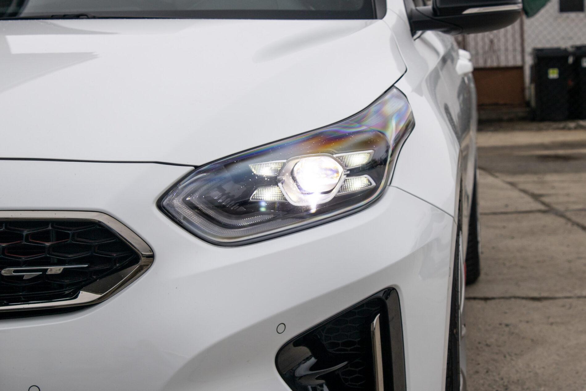 2019 Kia ProCeed GT, bílá kombi, 35 892 km
