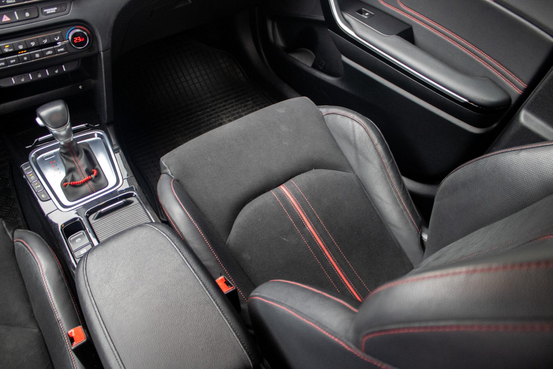 2019 Kia ProCeed GT, bílá kombi, 35 892 km