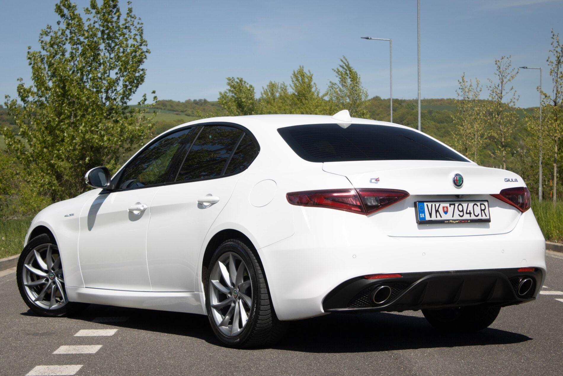 2017 Alfa Romeo Giulia, bílá sedan, 233 000 km