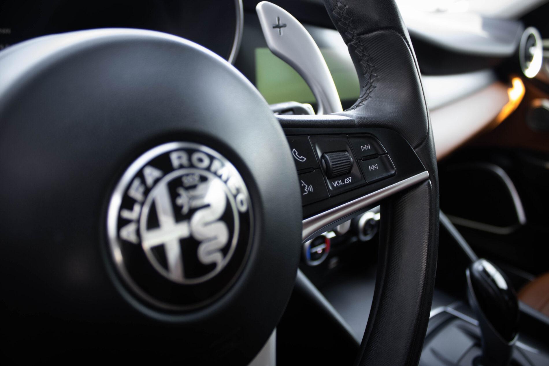 2017 Alfa Romeo Giulia, bílá sedan, 233 000 km