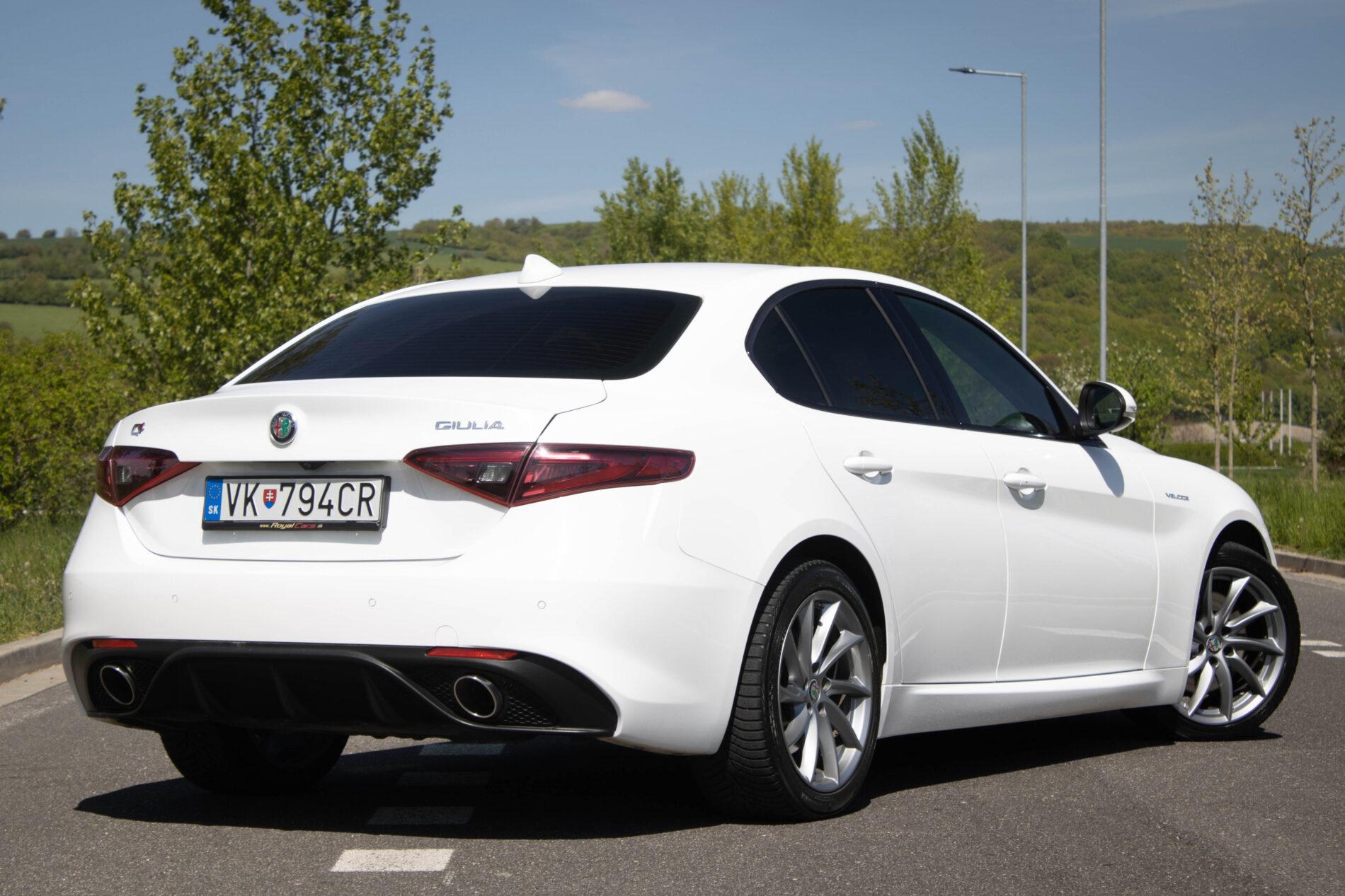 2017 Alfa Romeo Giulia, bílá sedan, 233 000 km