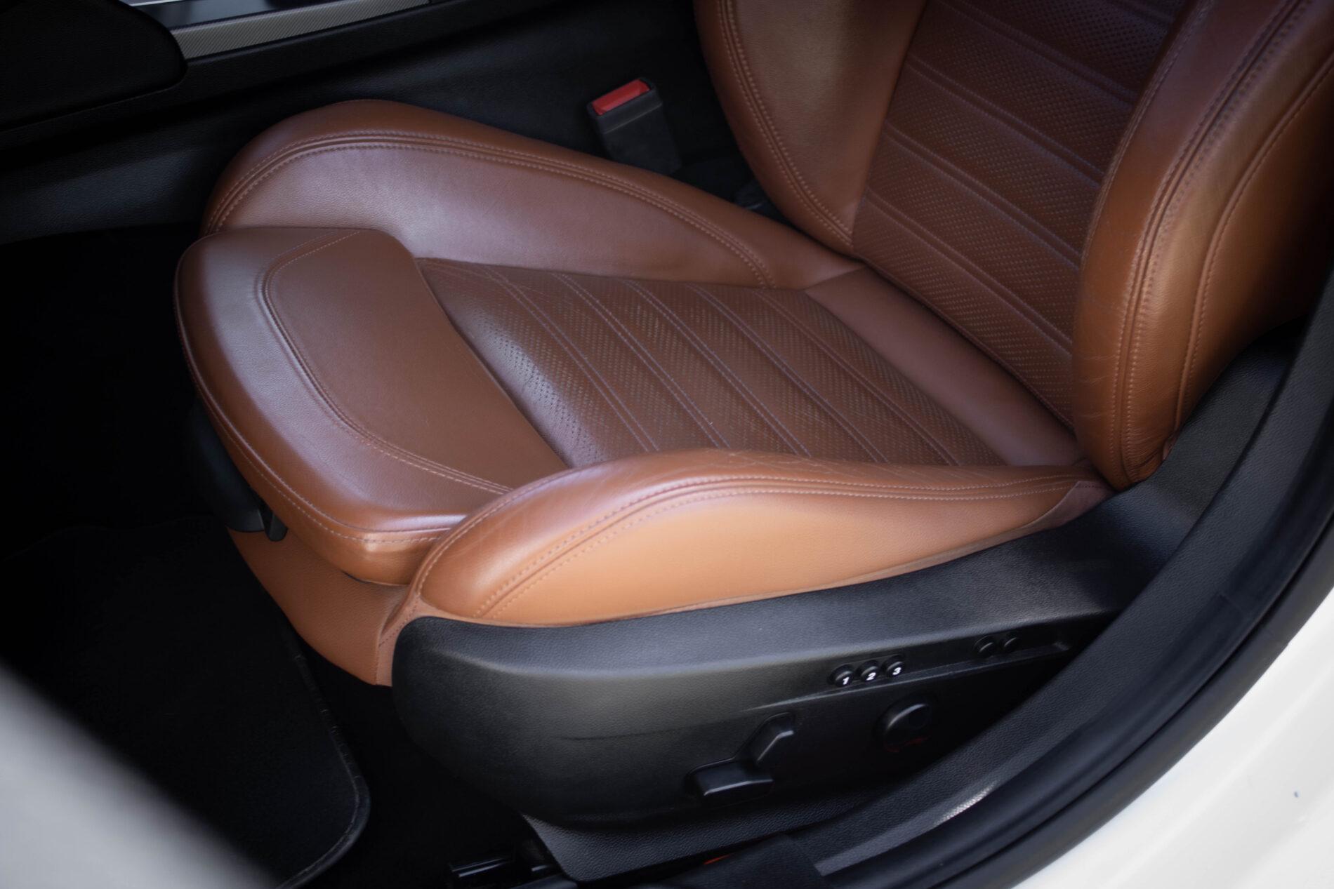 2017 Alfa Romeo Giulia, bílá sedan, 233 000 km