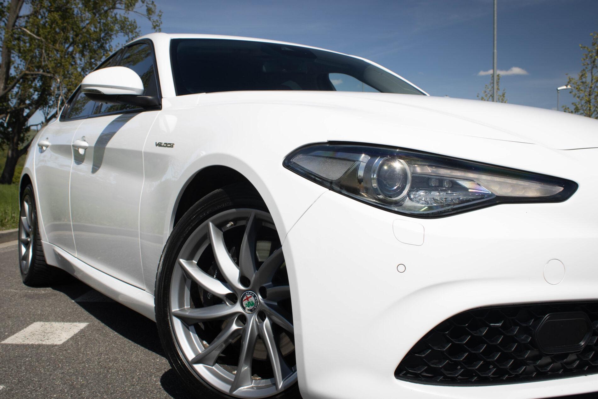 2017 Alfa Romeo Giulia, bílá sedan, 233 000 km