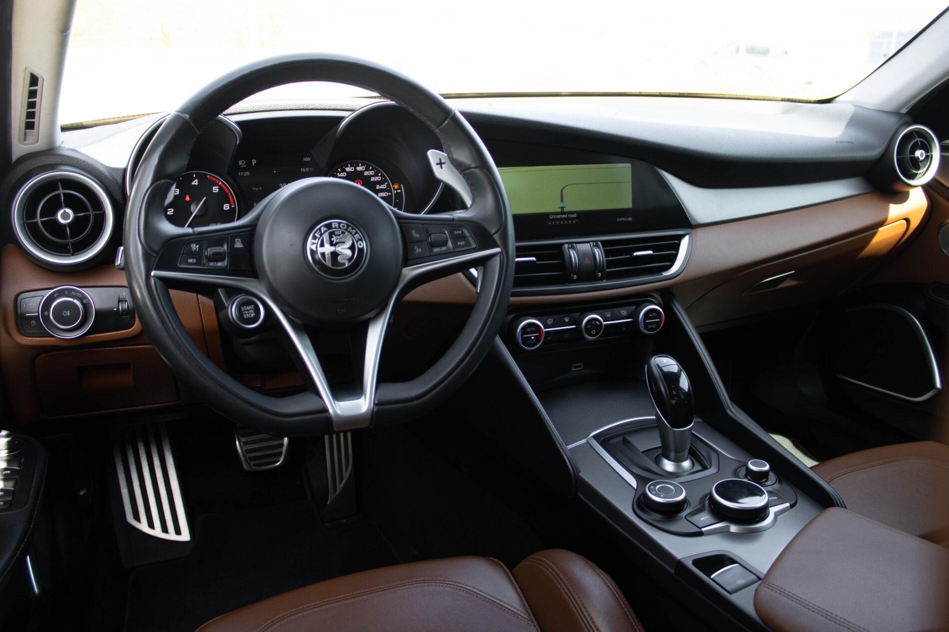 2017 Alfa Romeo Giulia, bílá sedan, 233 000 km
