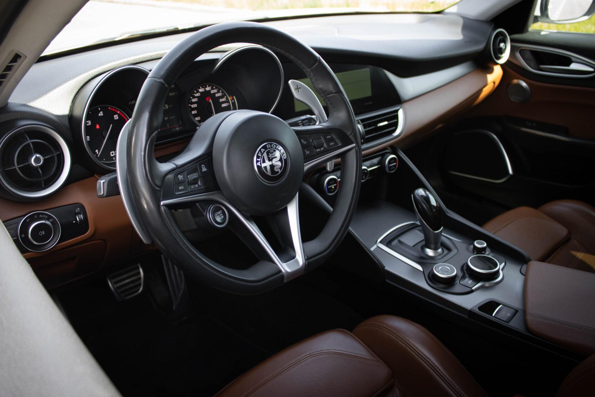 2017 Alfa Romeo Giulia, bílá sedan, 233 000 km