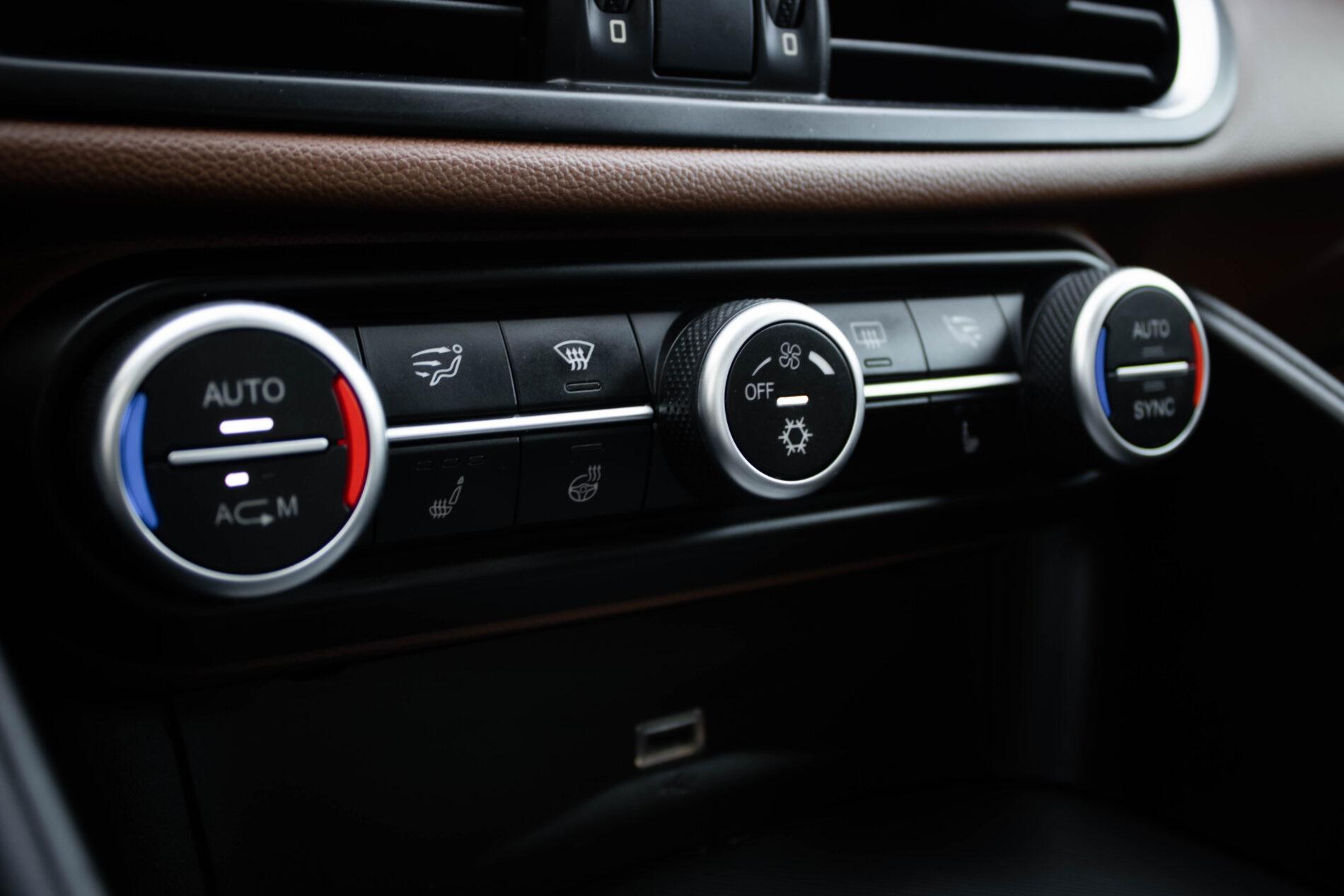 2017 Alfa Romeo Giulia, bílá sedan, 233 000 km