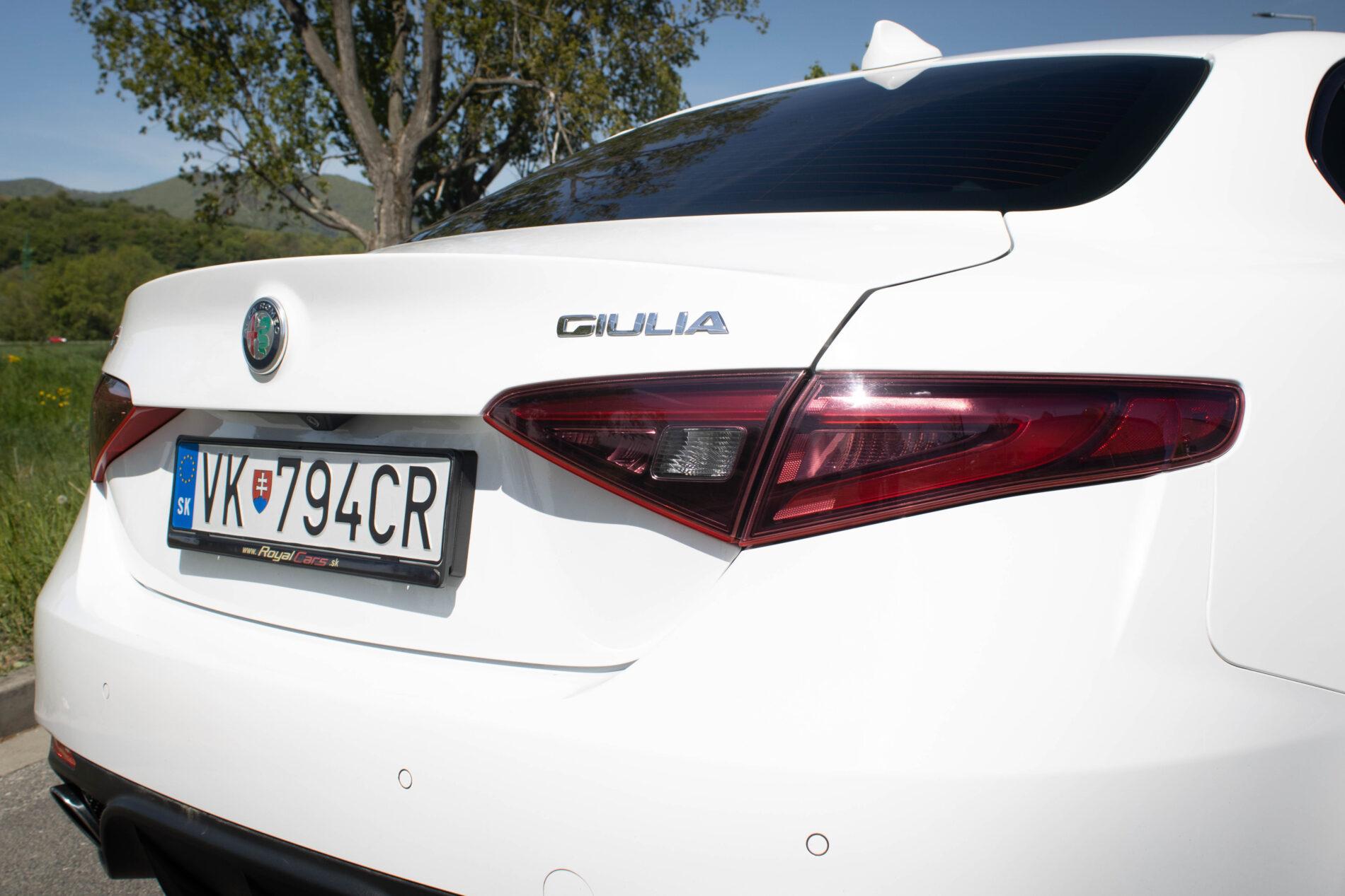2017 Alfa Romeo Giulia, bílá sedan, 233 000 km