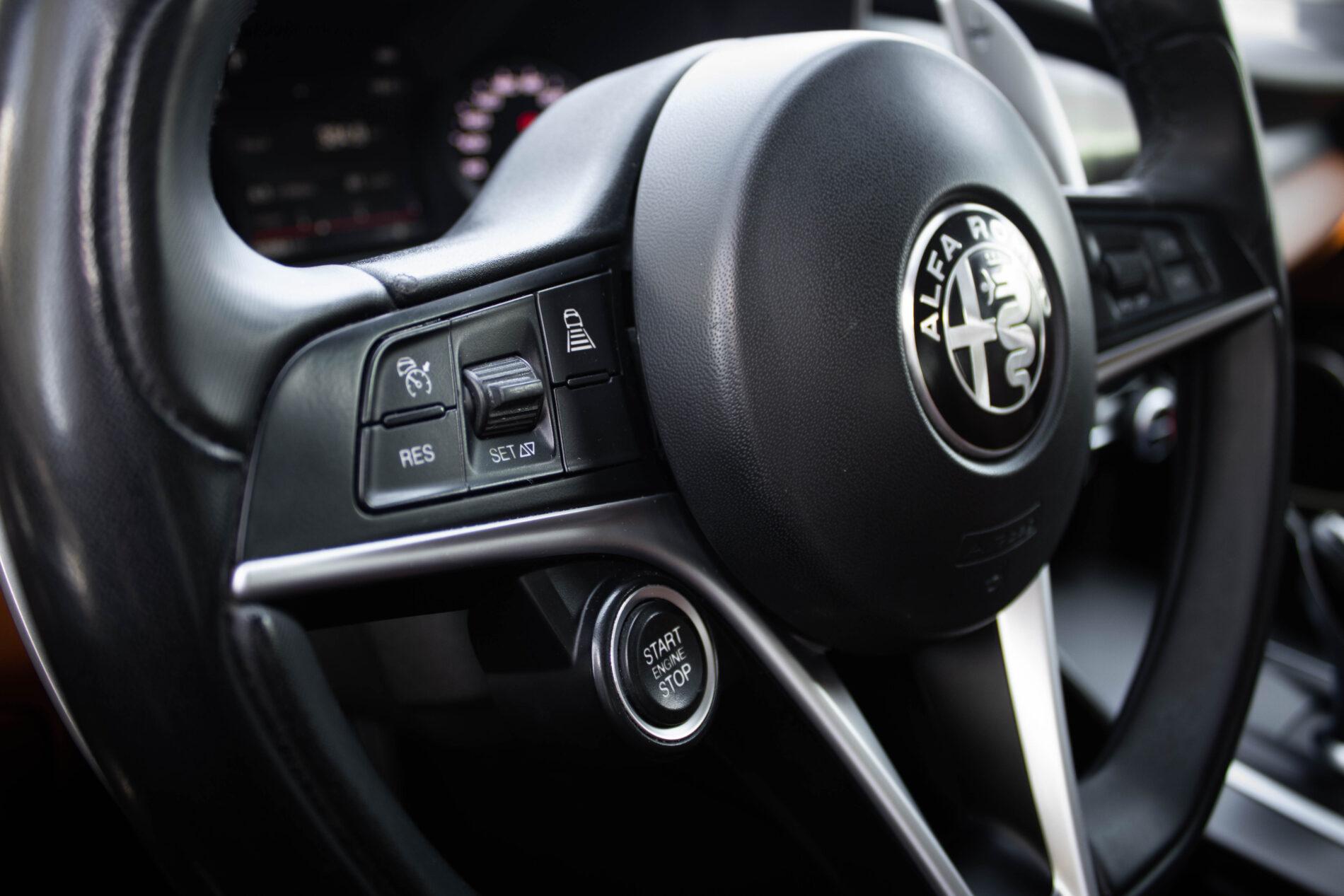 2017 Alfa Romeo Giulia, bílá sedan, 233 000 km
