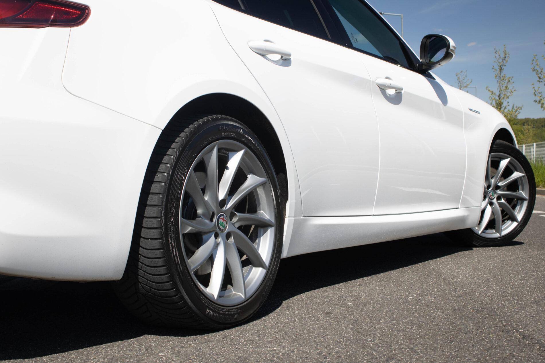 2017 Alfa Romeo Giulia, bílá sedan, 233 000 km