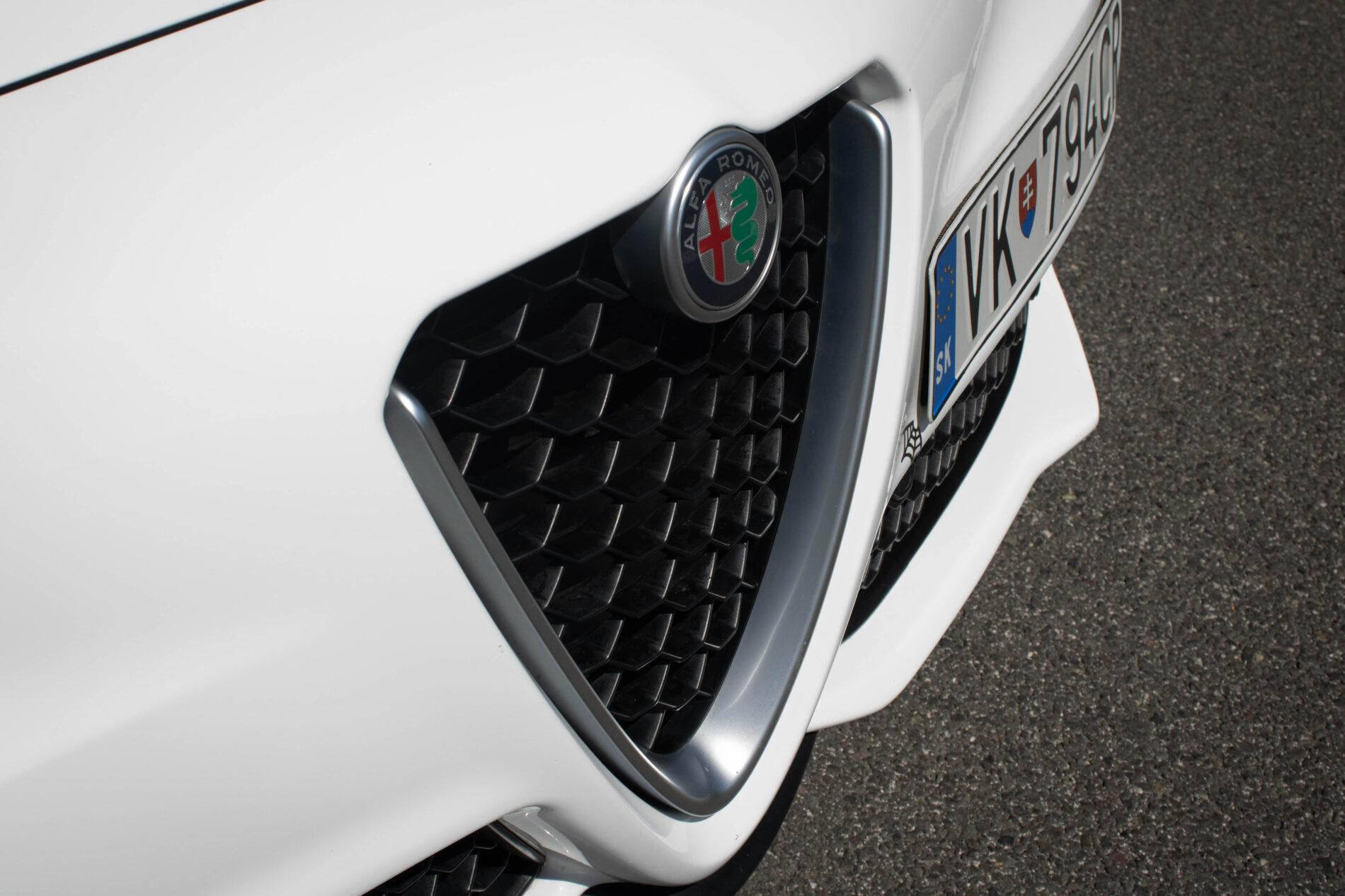 2017 Alfa Romeo Giulia, bílá sedan, 233 000 km