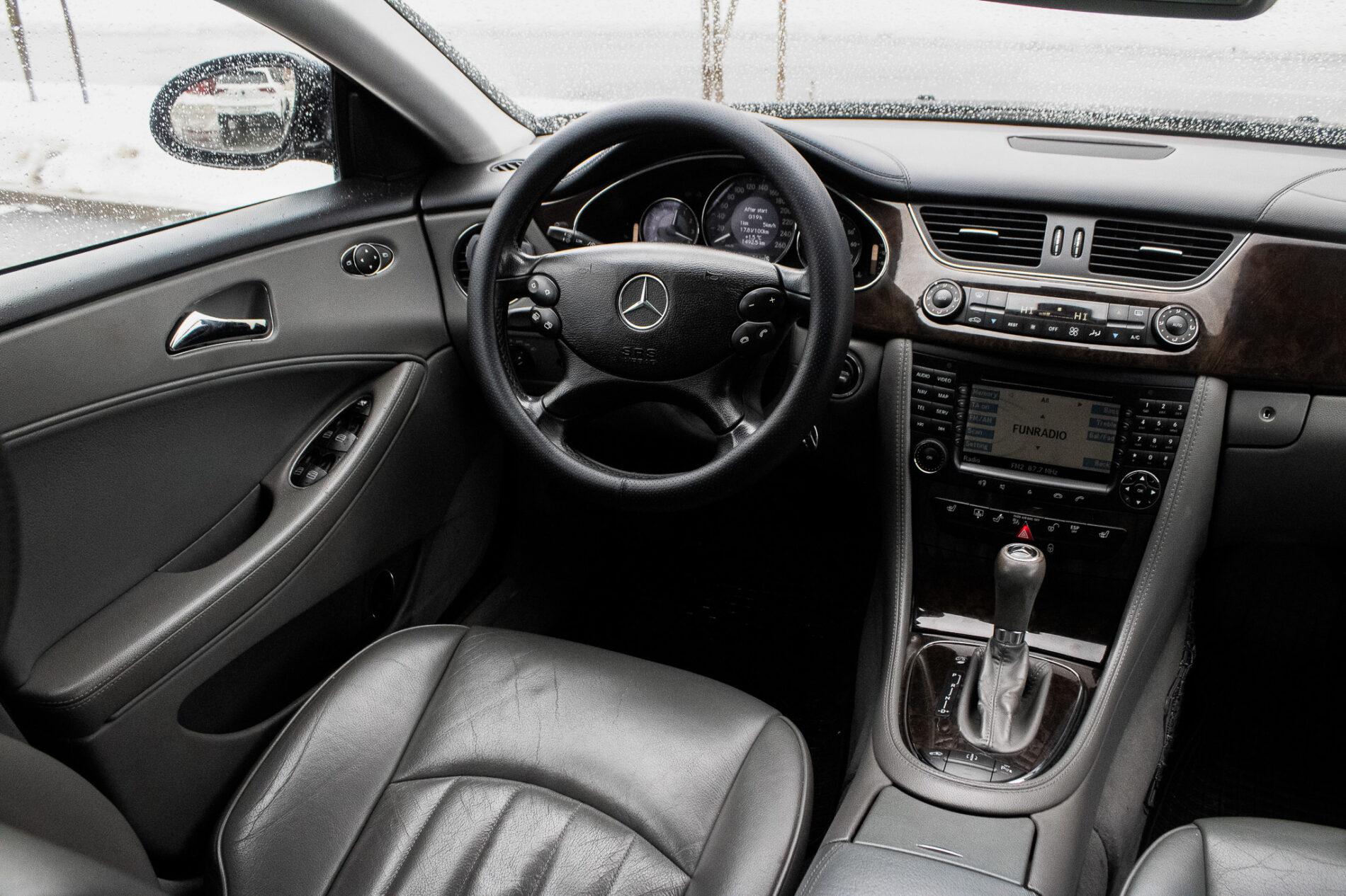 2005 Mercedes-Benz CLS 350, černá sedan, 190 126 km