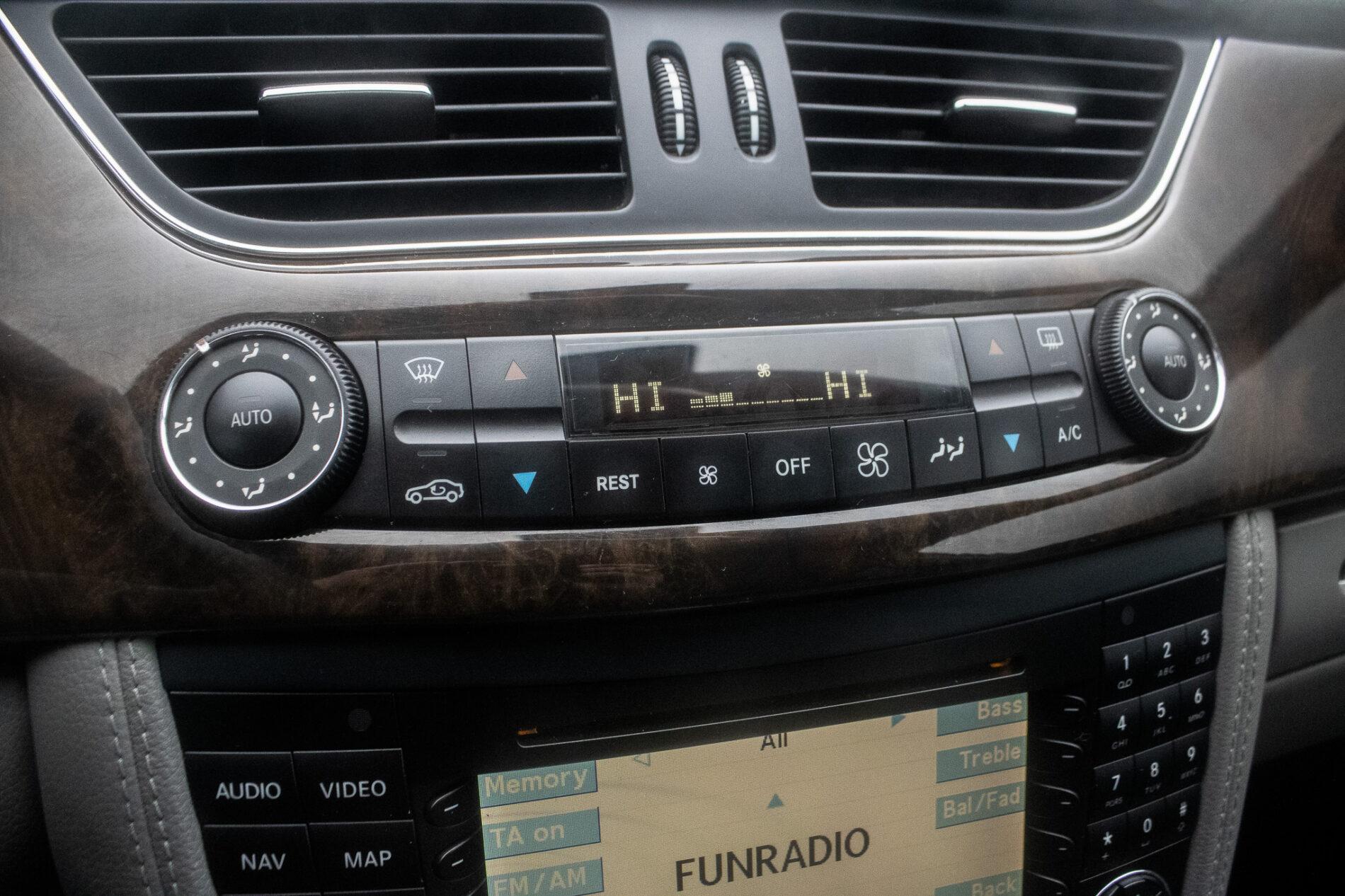 2005 Mercedes-Benz CLS 350, černá sedan, 190 126 km